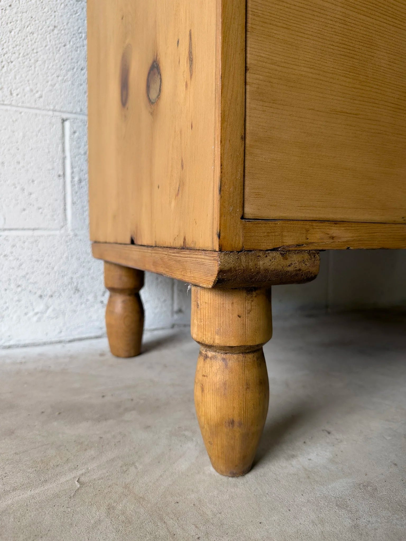 Victorian pine set of drawers