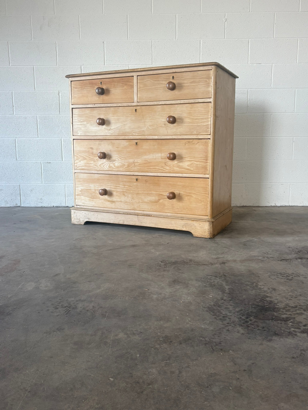 Victorian English pine chest of drawers