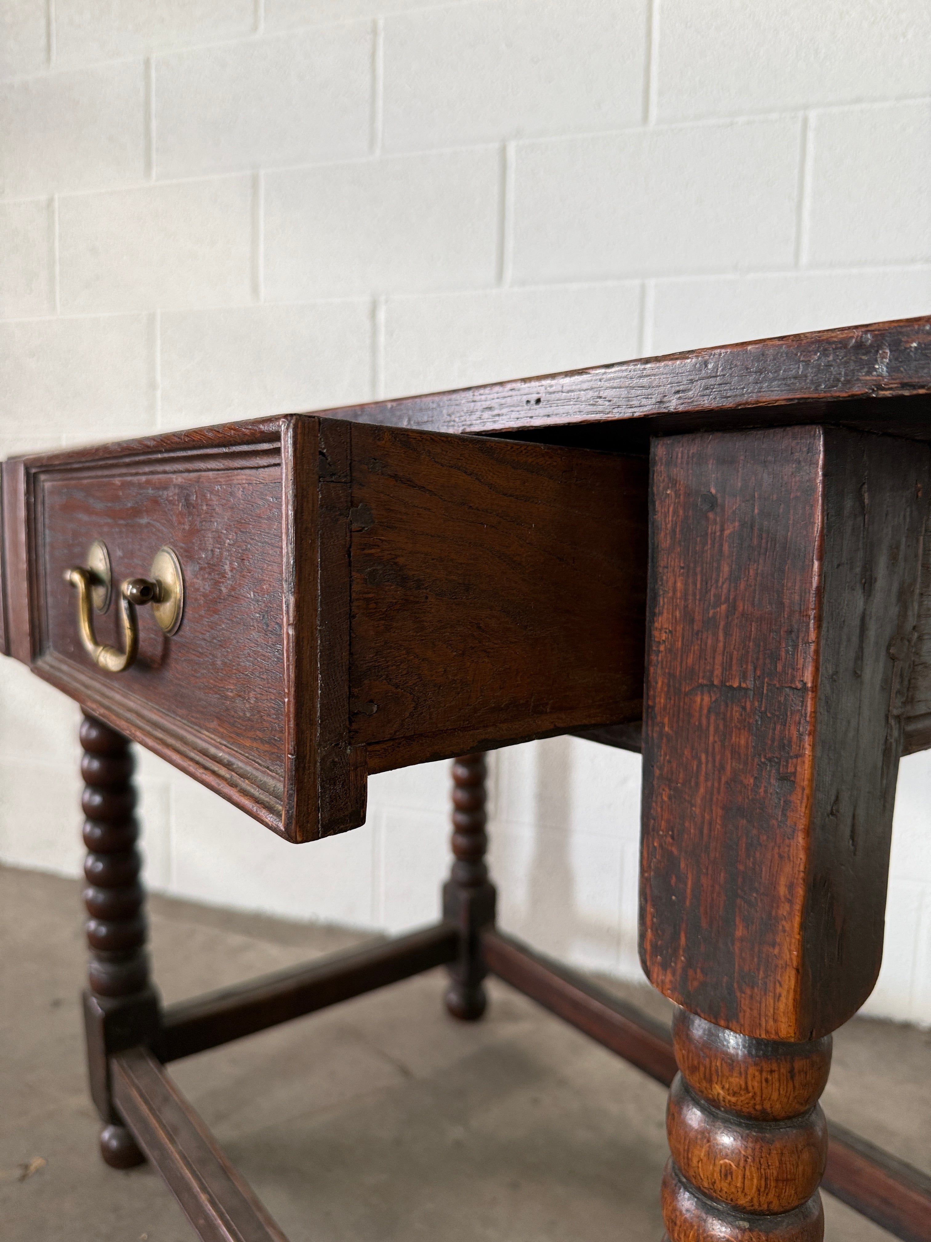 Oak bobbin leg side table