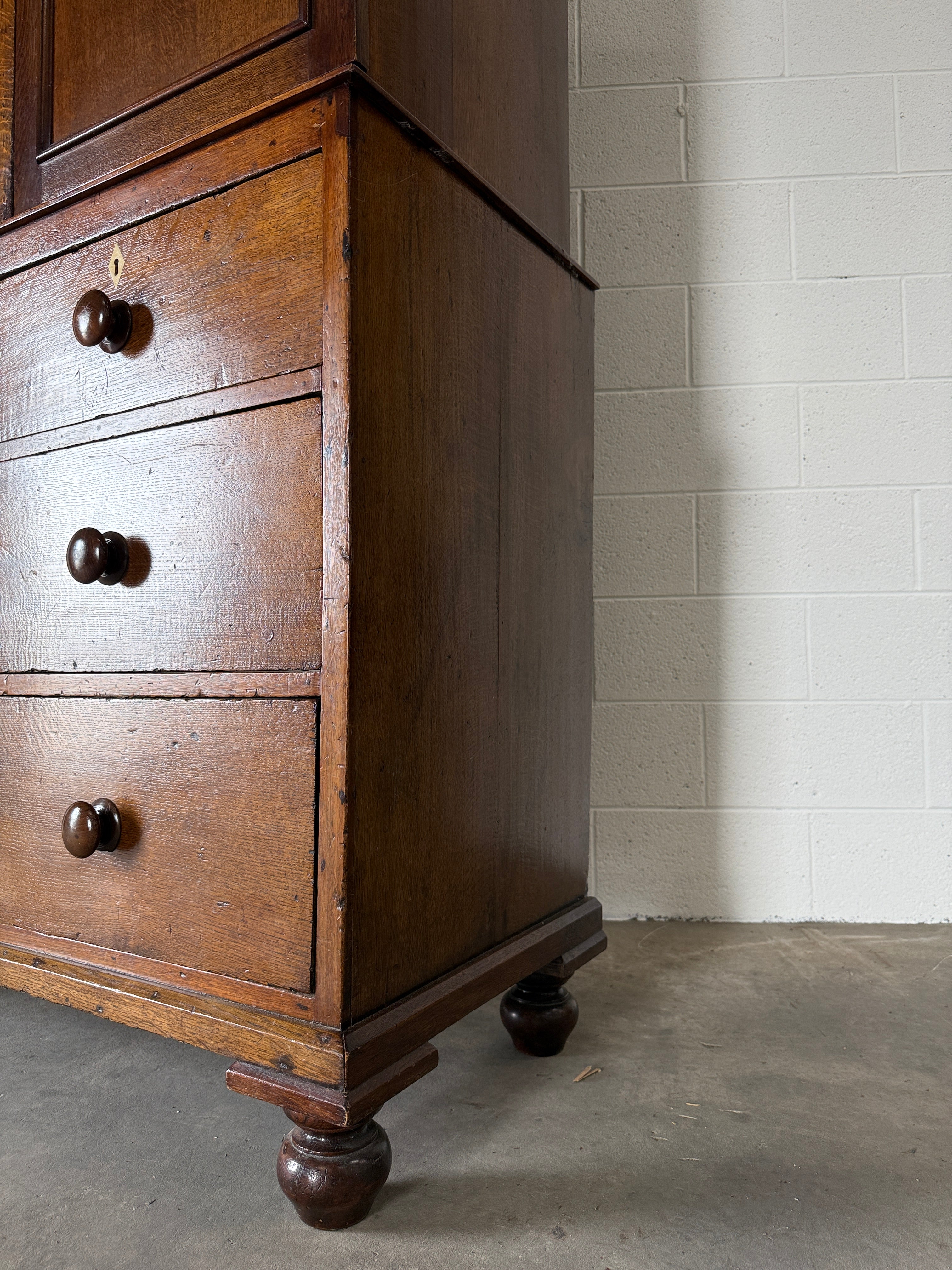 Stunning late Georgian oak linen press