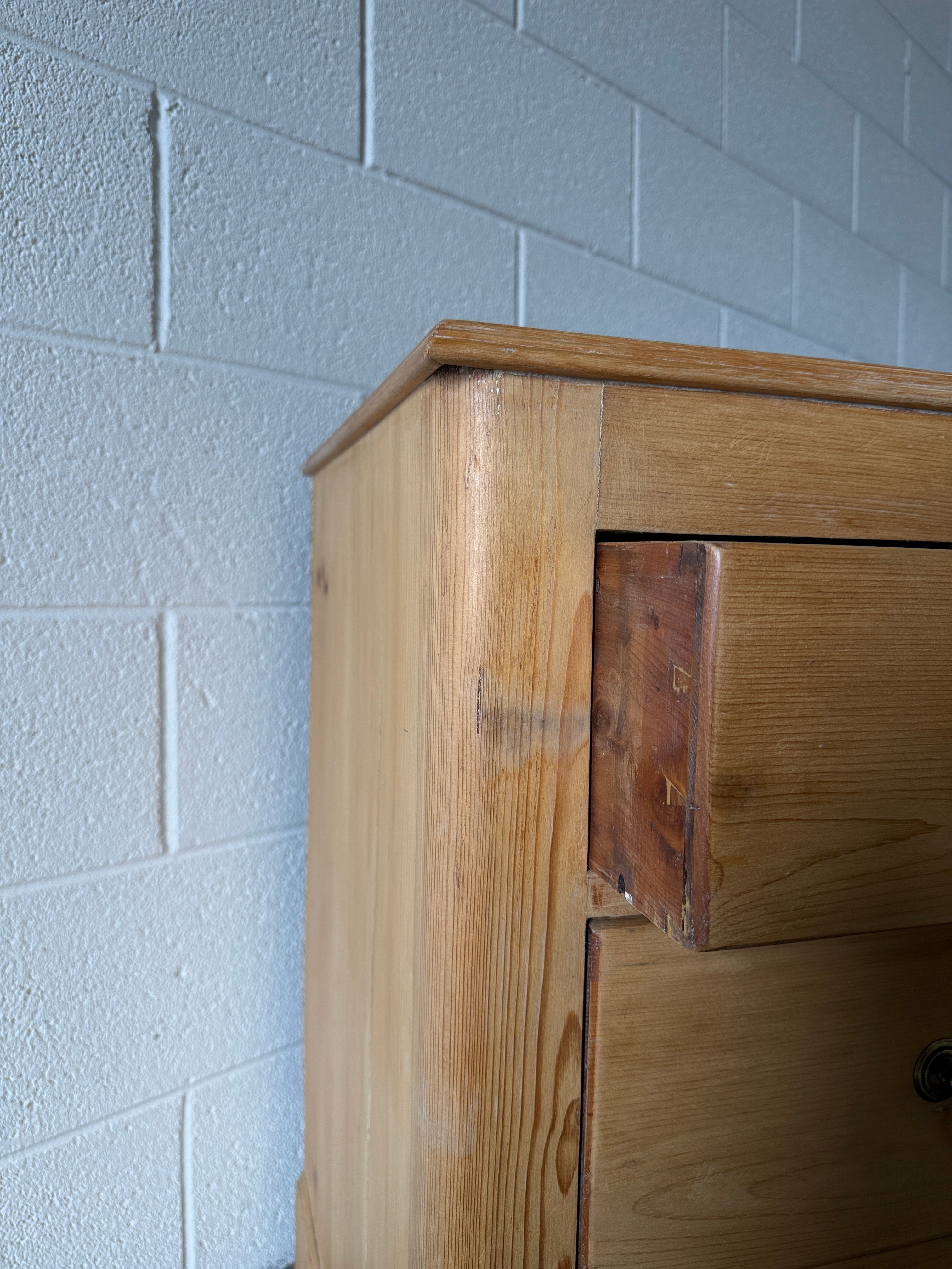 Small Victorian pine chest of drawers with drop handles