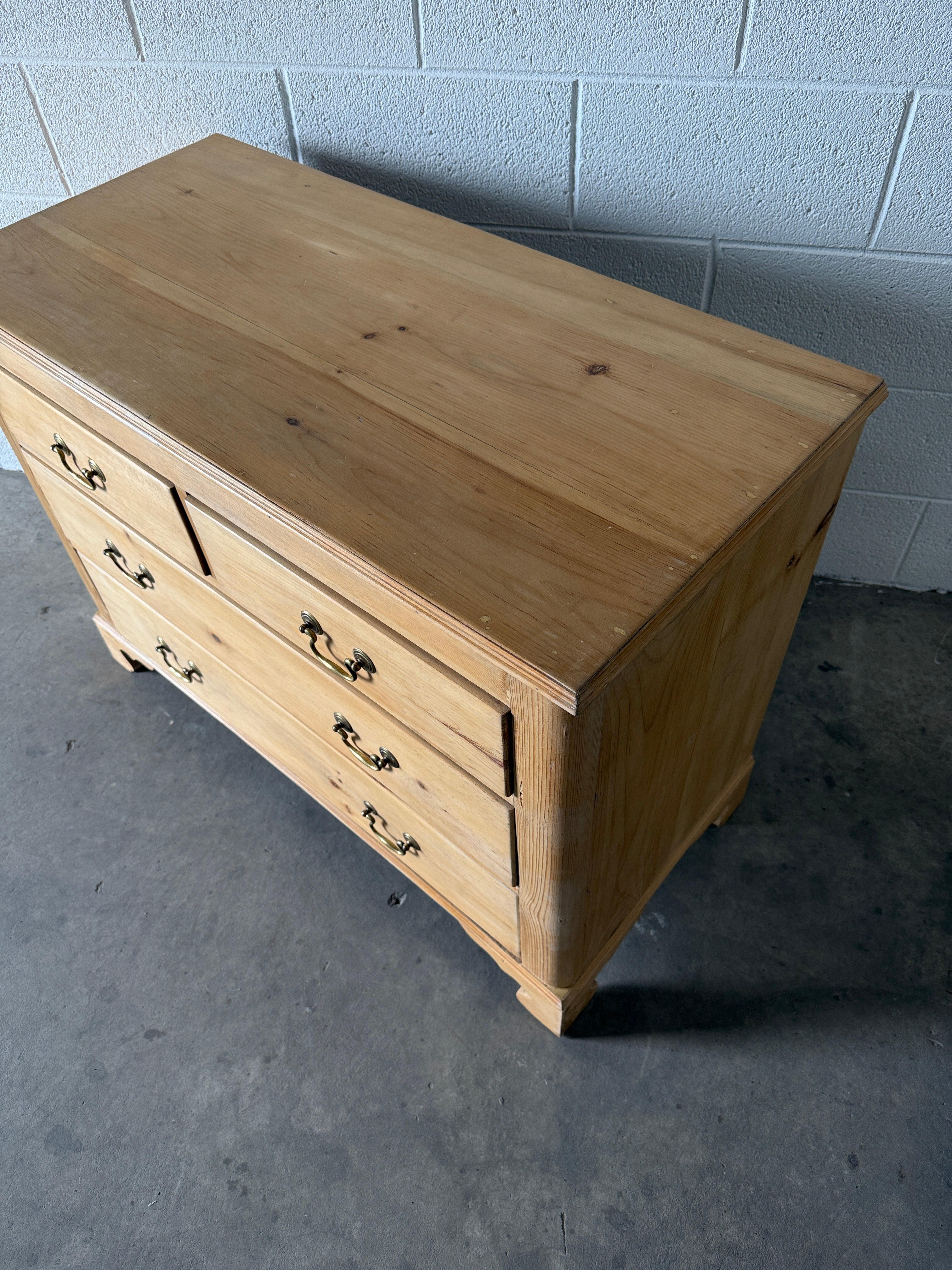 Small Victorian pine chest of drawers with drop handles