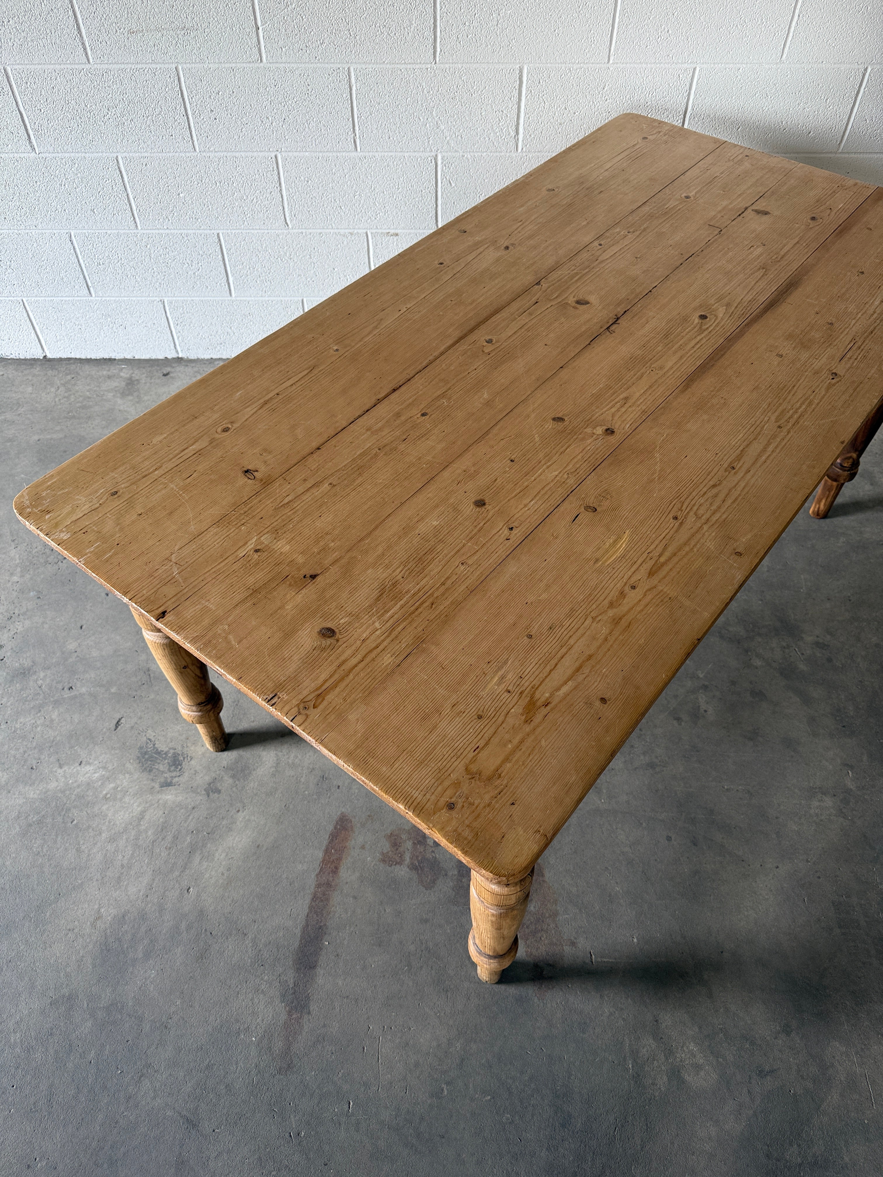 Turned leg Victorian pine table with drawer