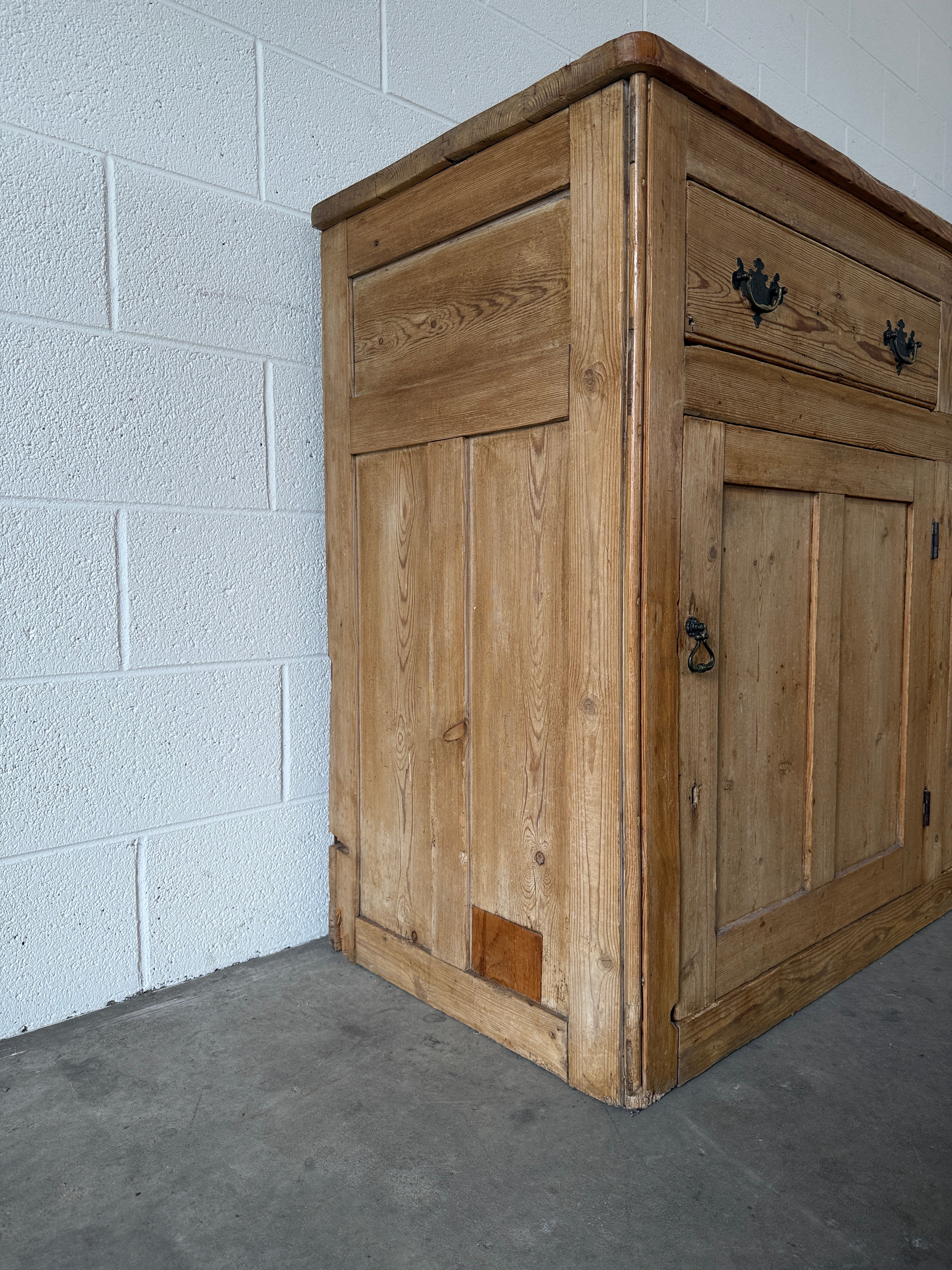 19th‑century English pine sideboard with three drawers and cupboards below