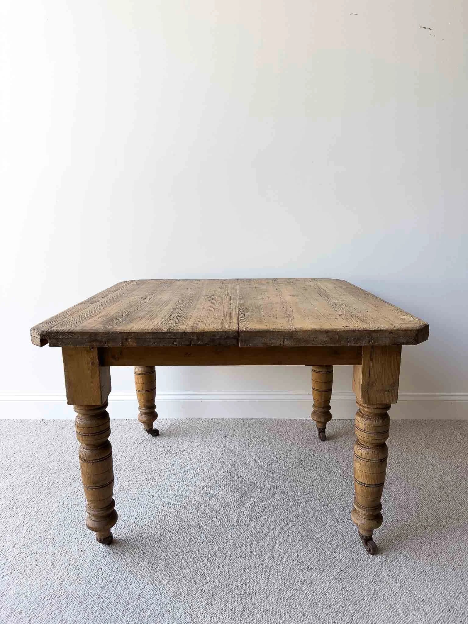 Extendable antique pine table 