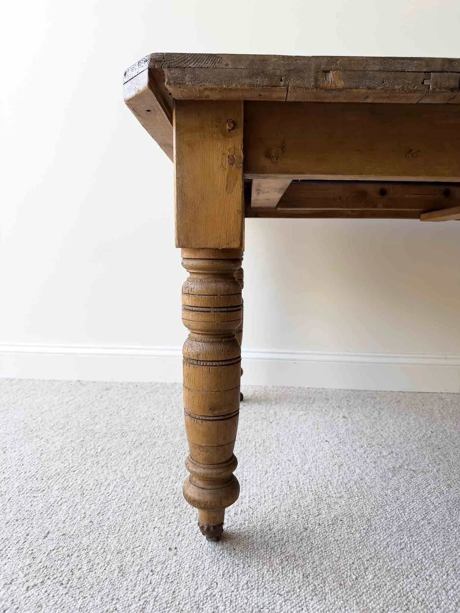Extendable antique pine table 
