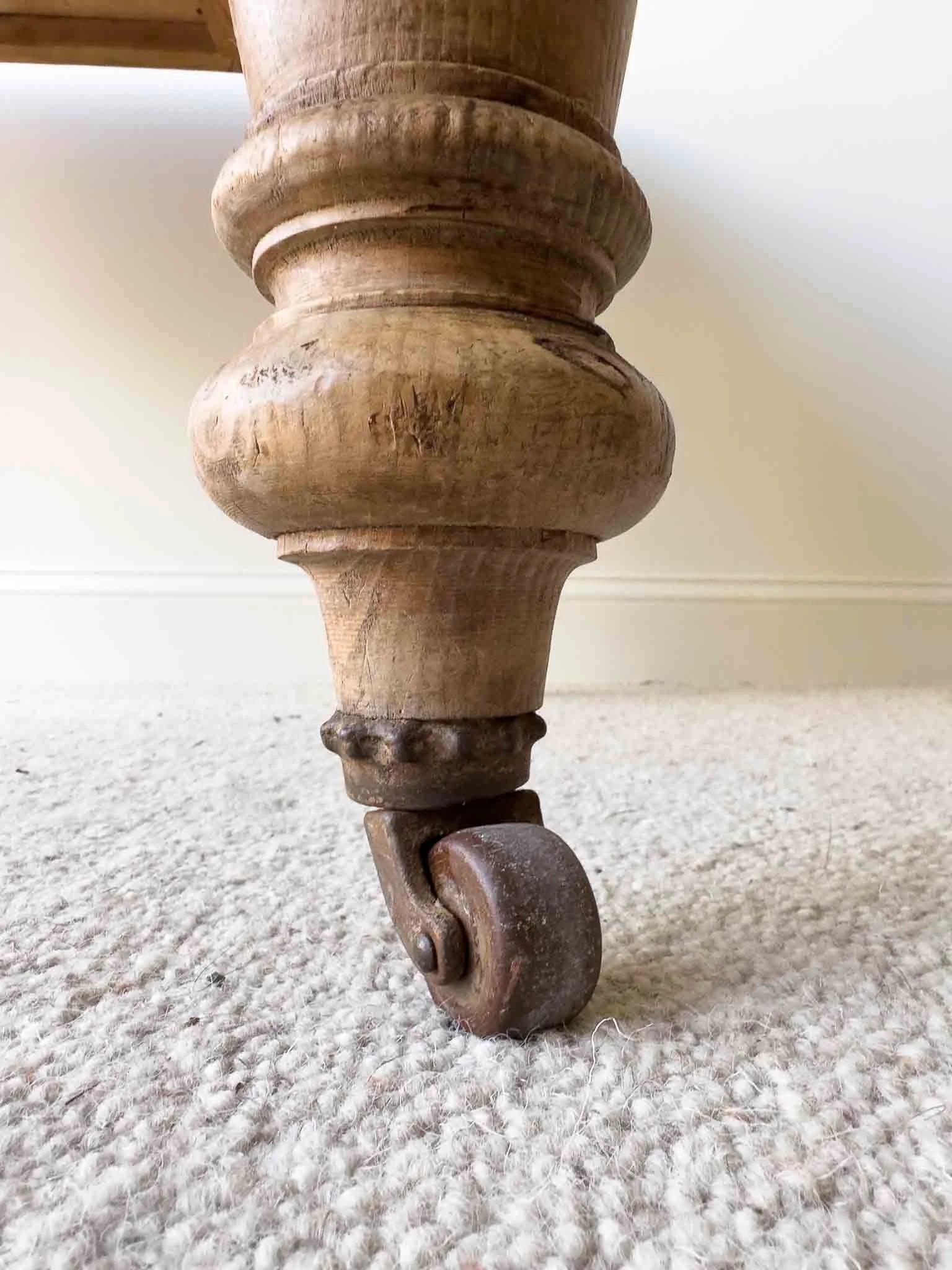Extendable antique pine table 