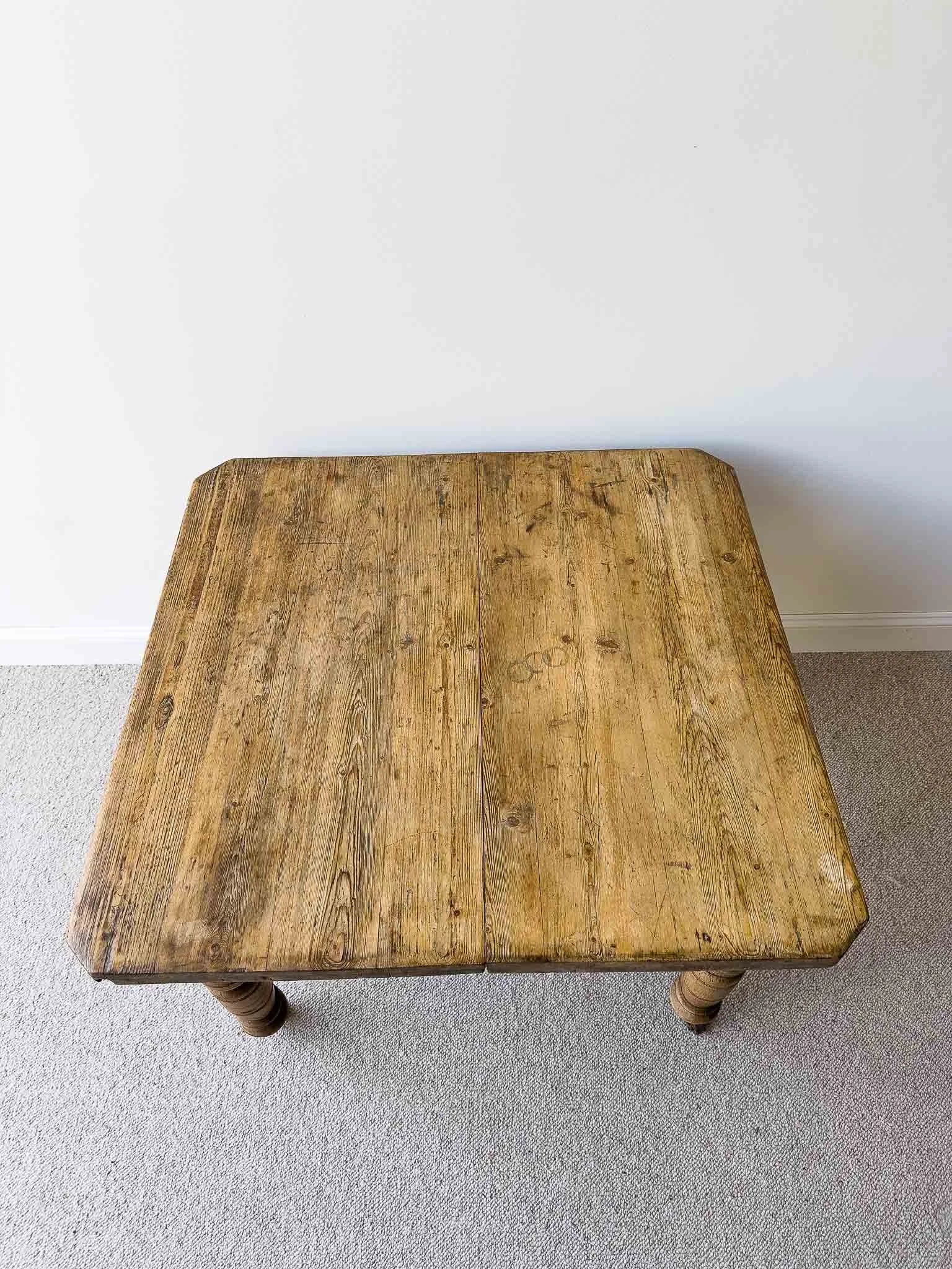 Extendable antique pine table 