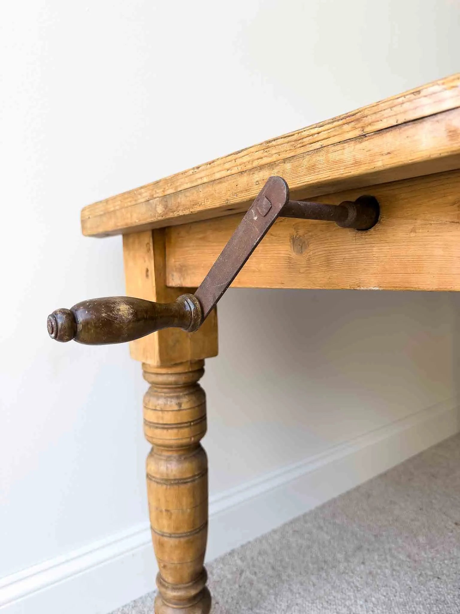 Extendable antique pine table 