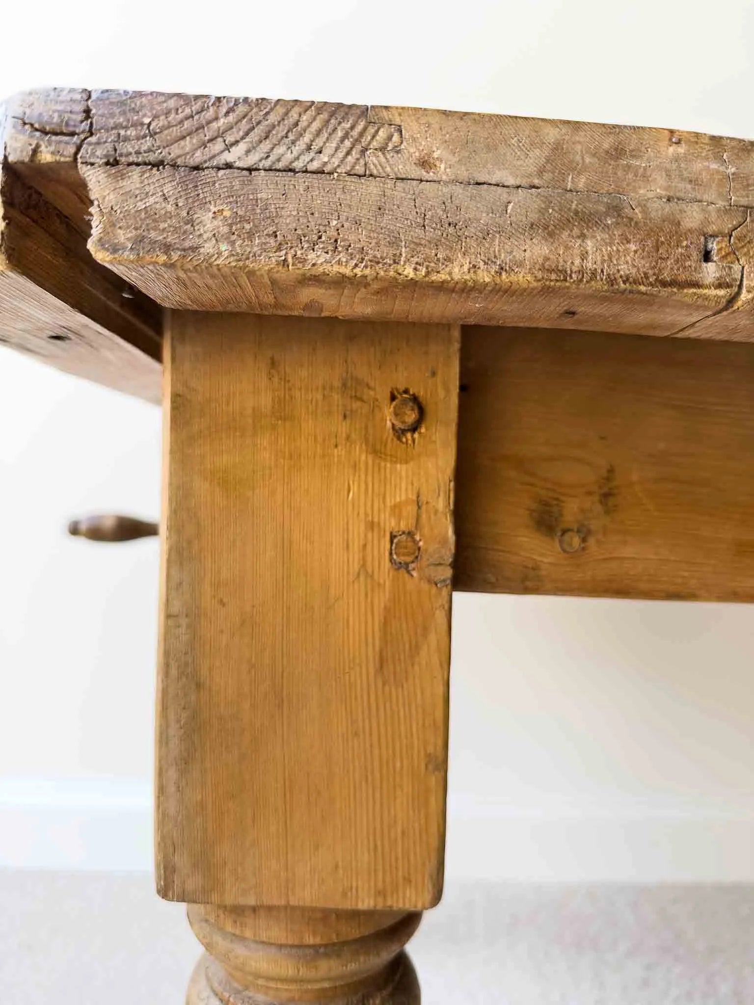 Extendable antique pine table 