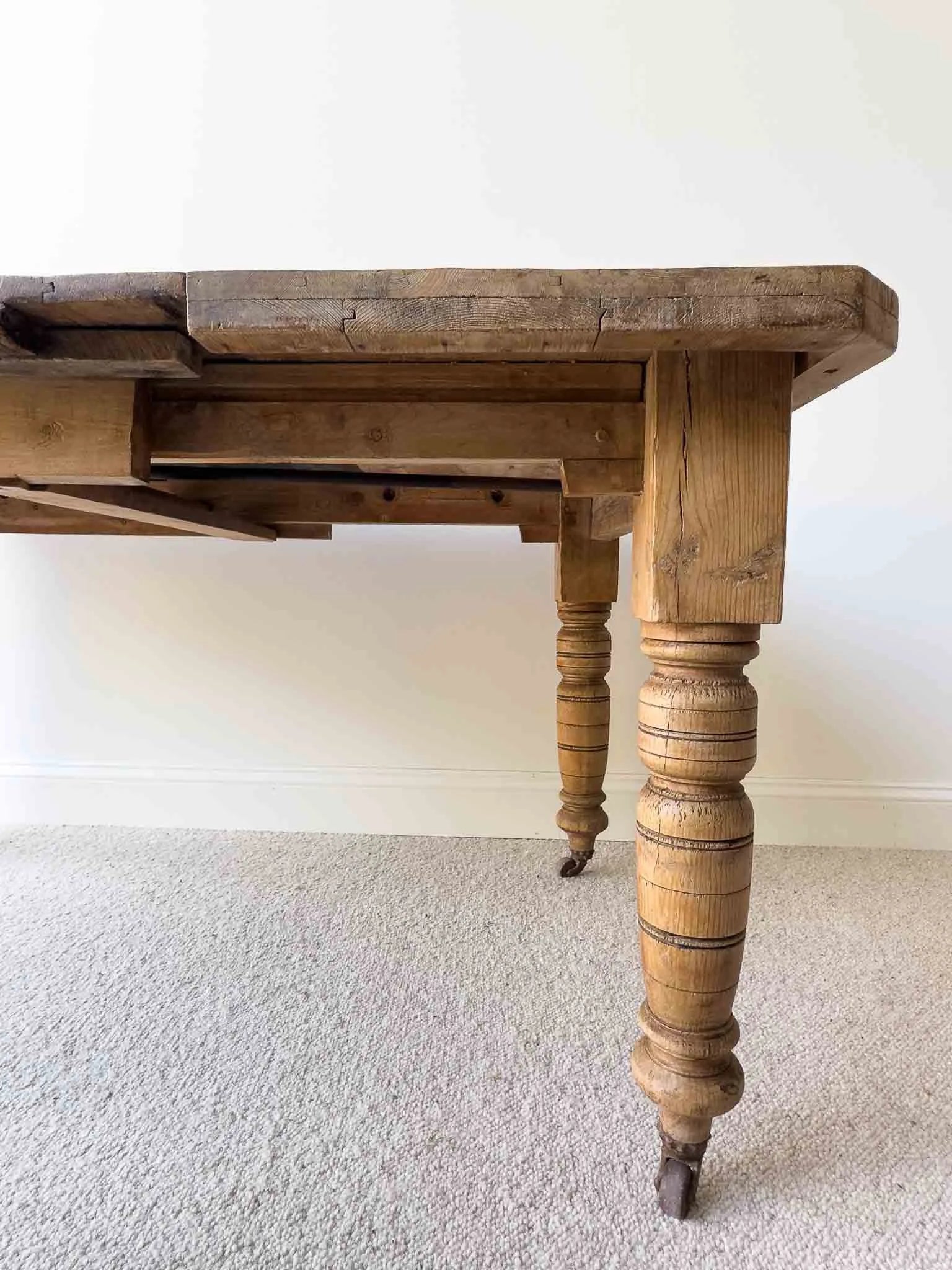 Extendable antique pine table 