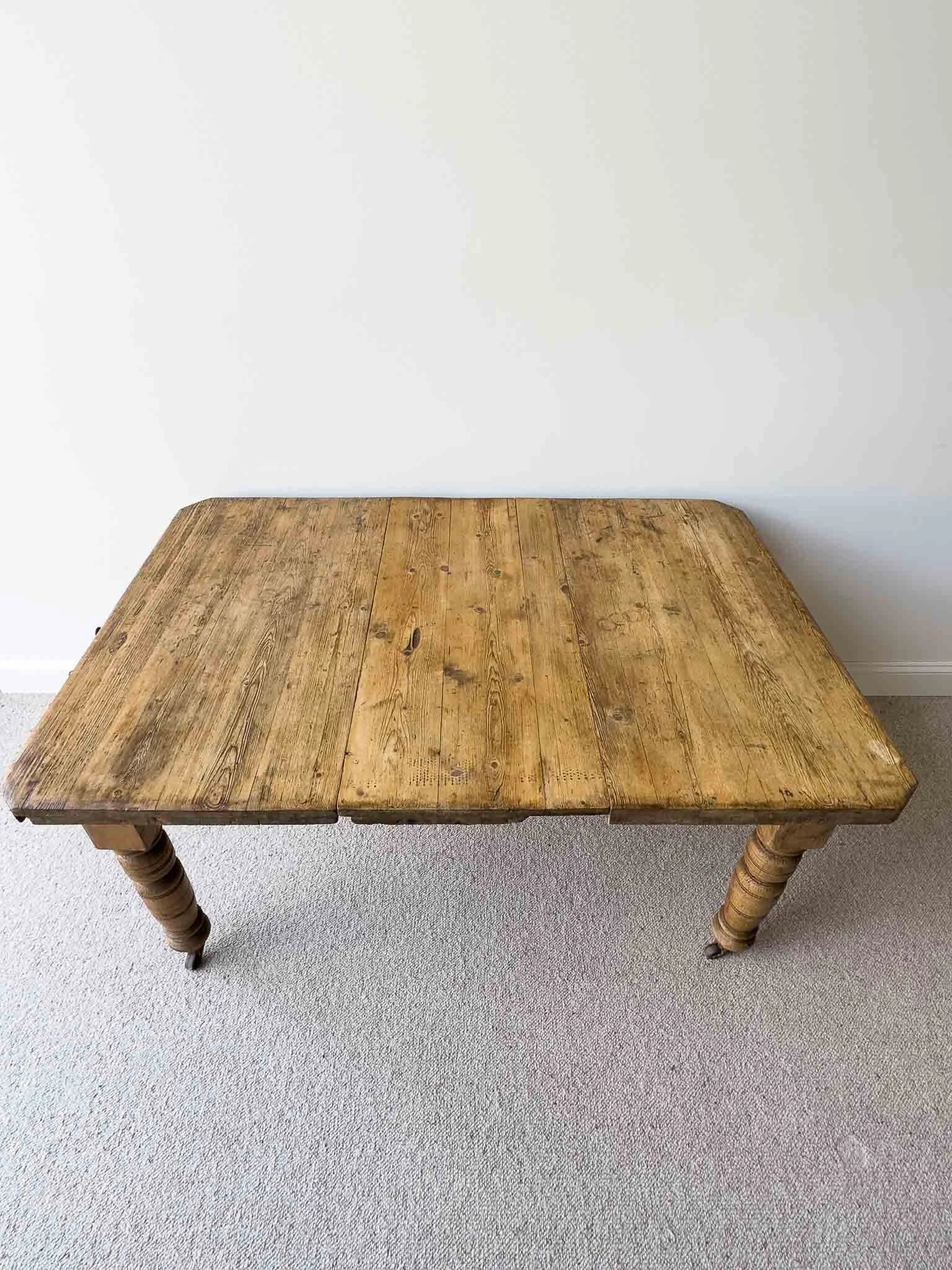 Extendable antique pine table 