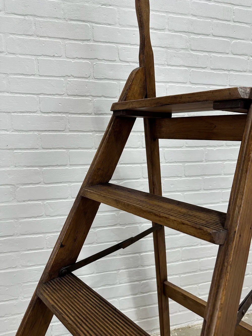 Antique English ladder - House on Horizon
