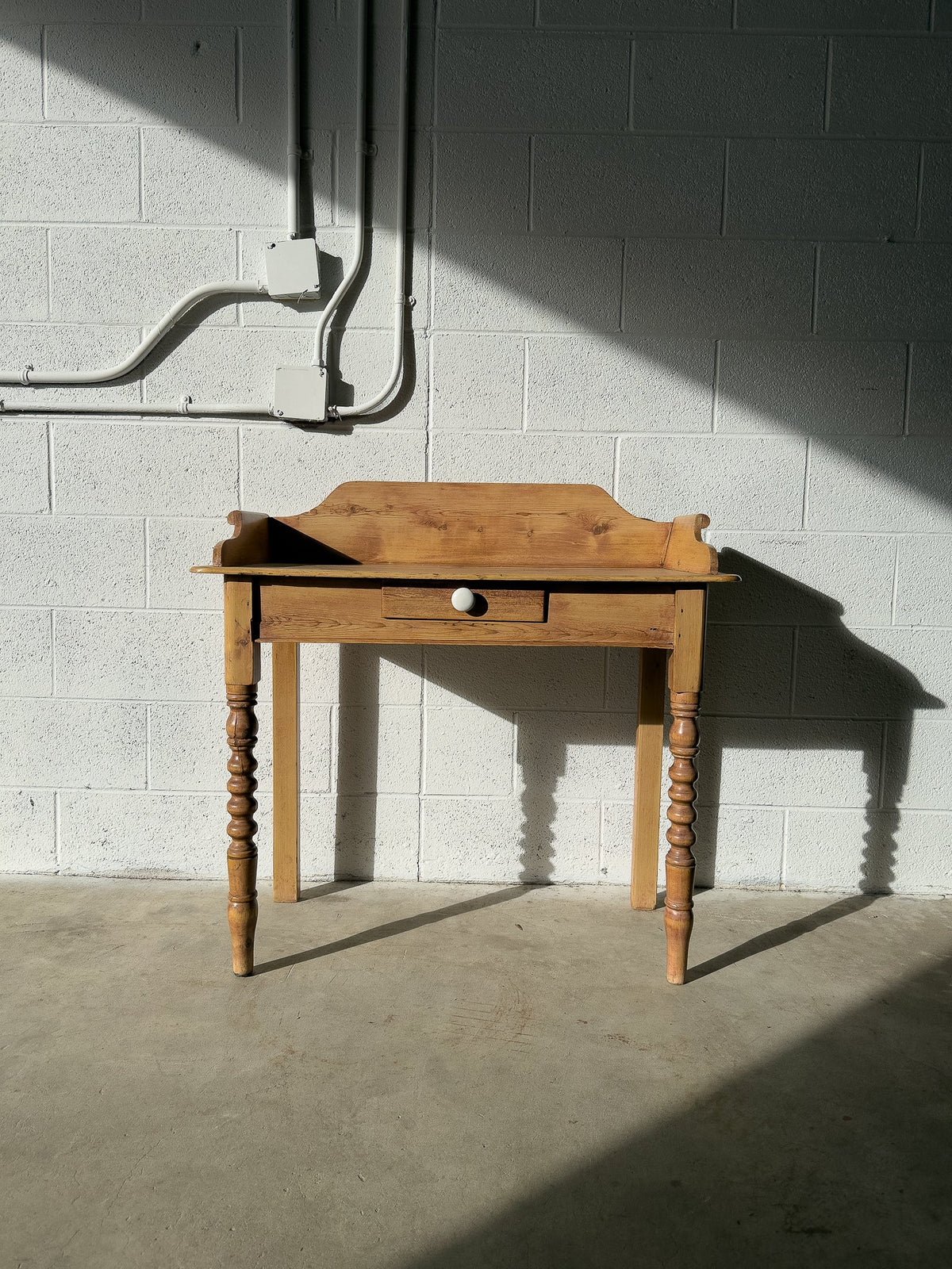 Antique pine washstand with turned legs - House on Horizon