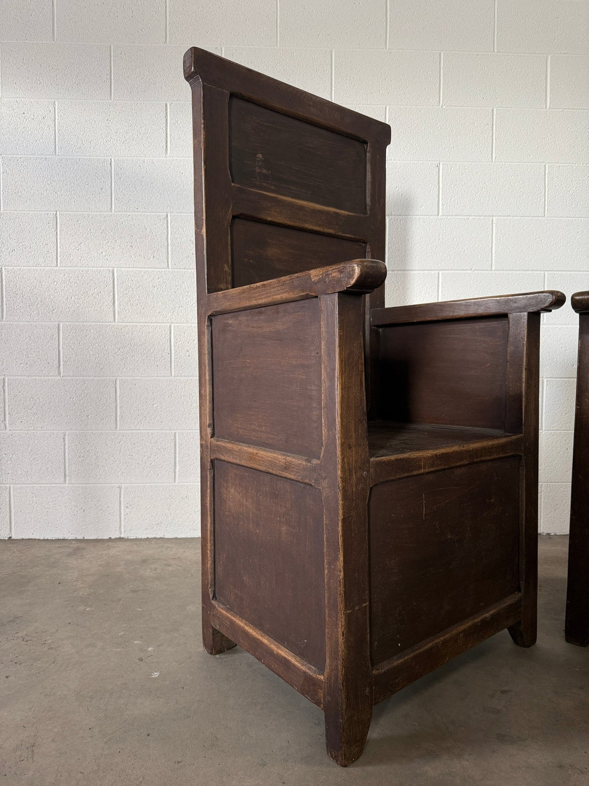 Antique-style English chairs - House on Horizon