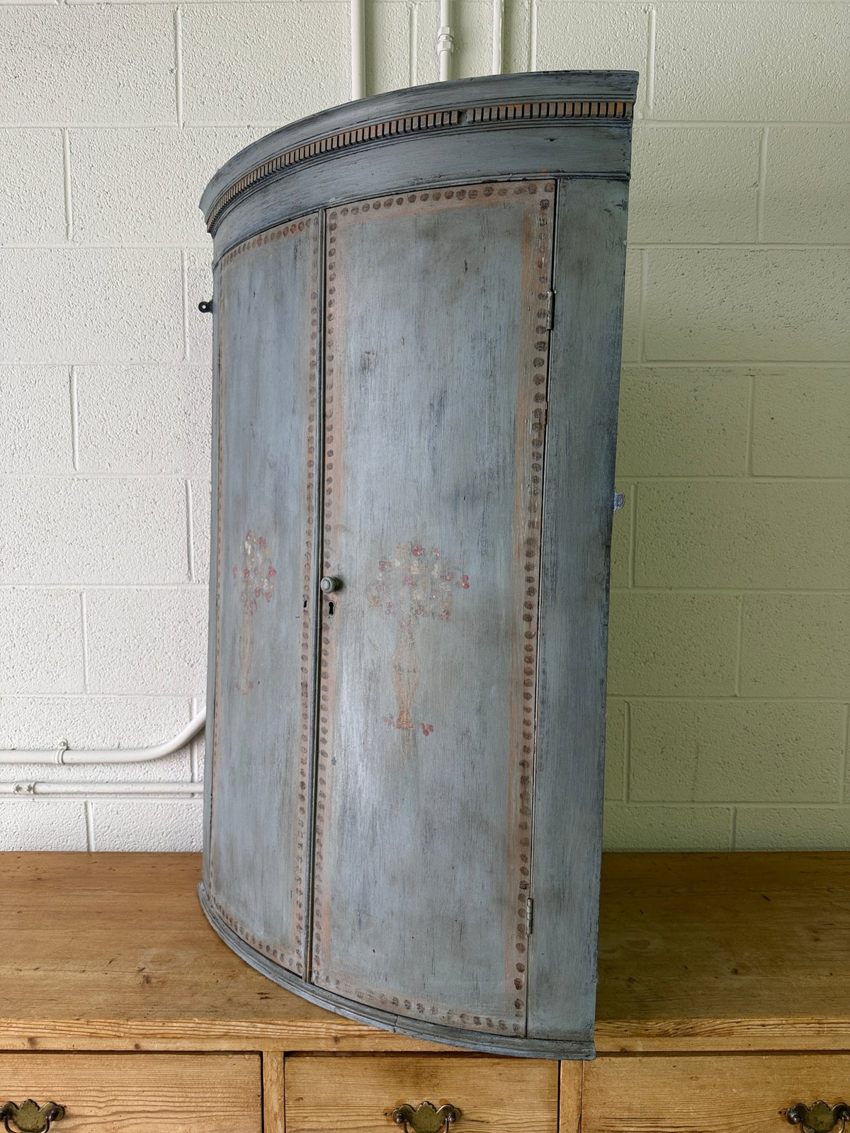Antique Swedish corner cabinet - House on Horizon