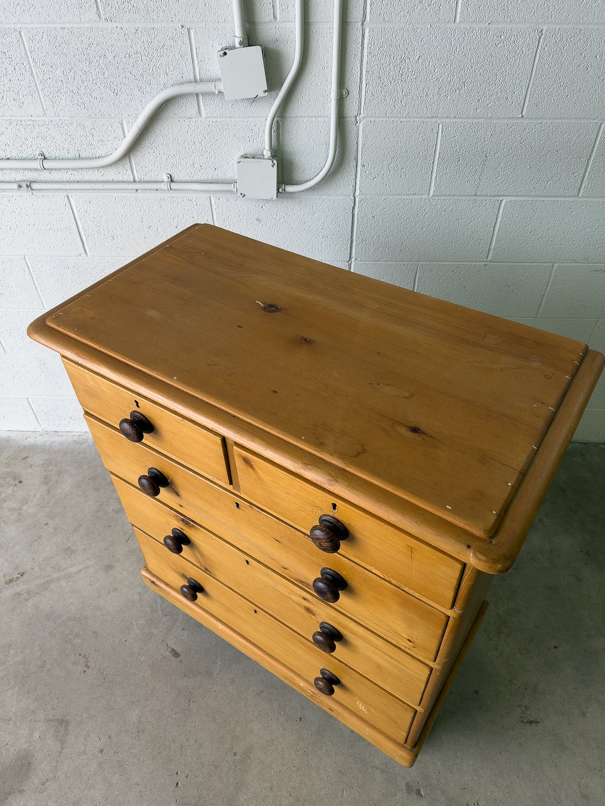 Antique Victorian chest of drawers - House on Horizon