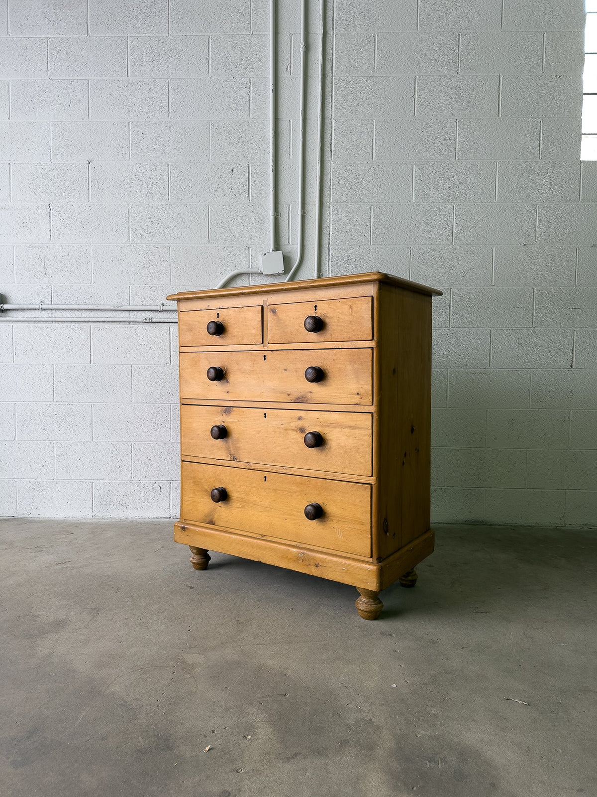 Antique Victorian chest of drawers - House on Horizon