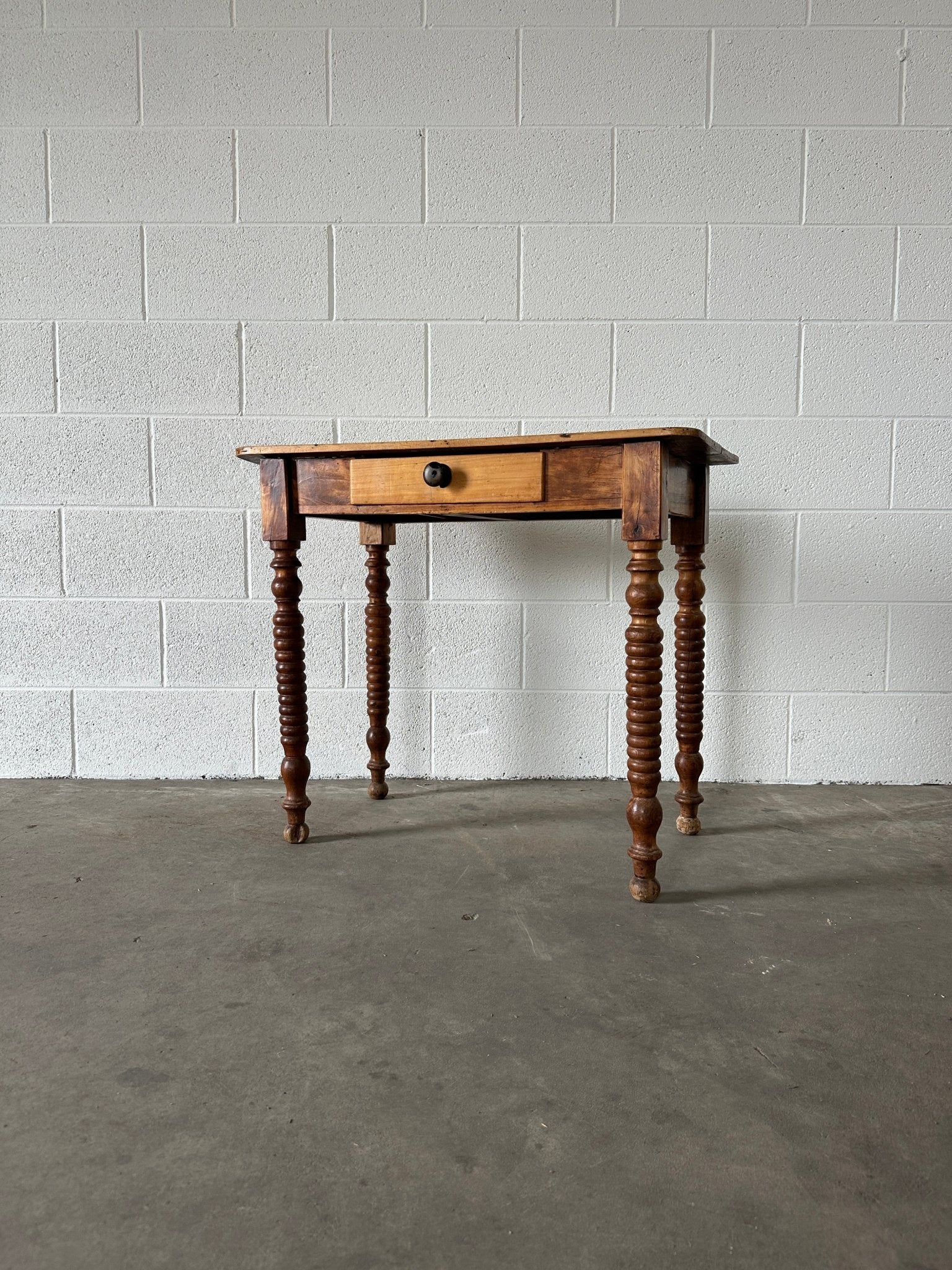 Bobbin Leg Table