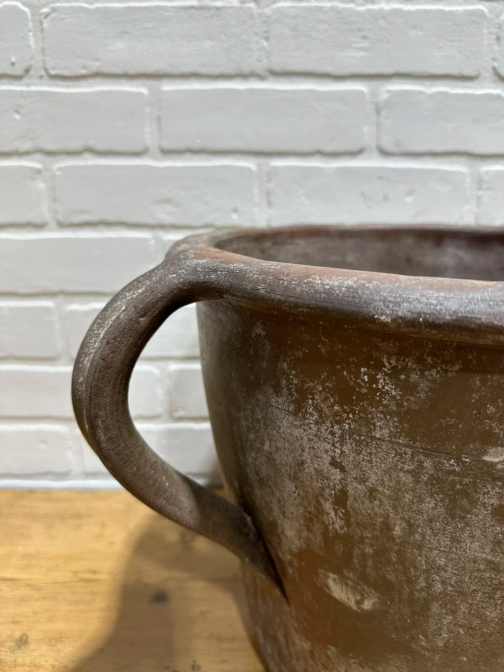 Stunning pot with handle
