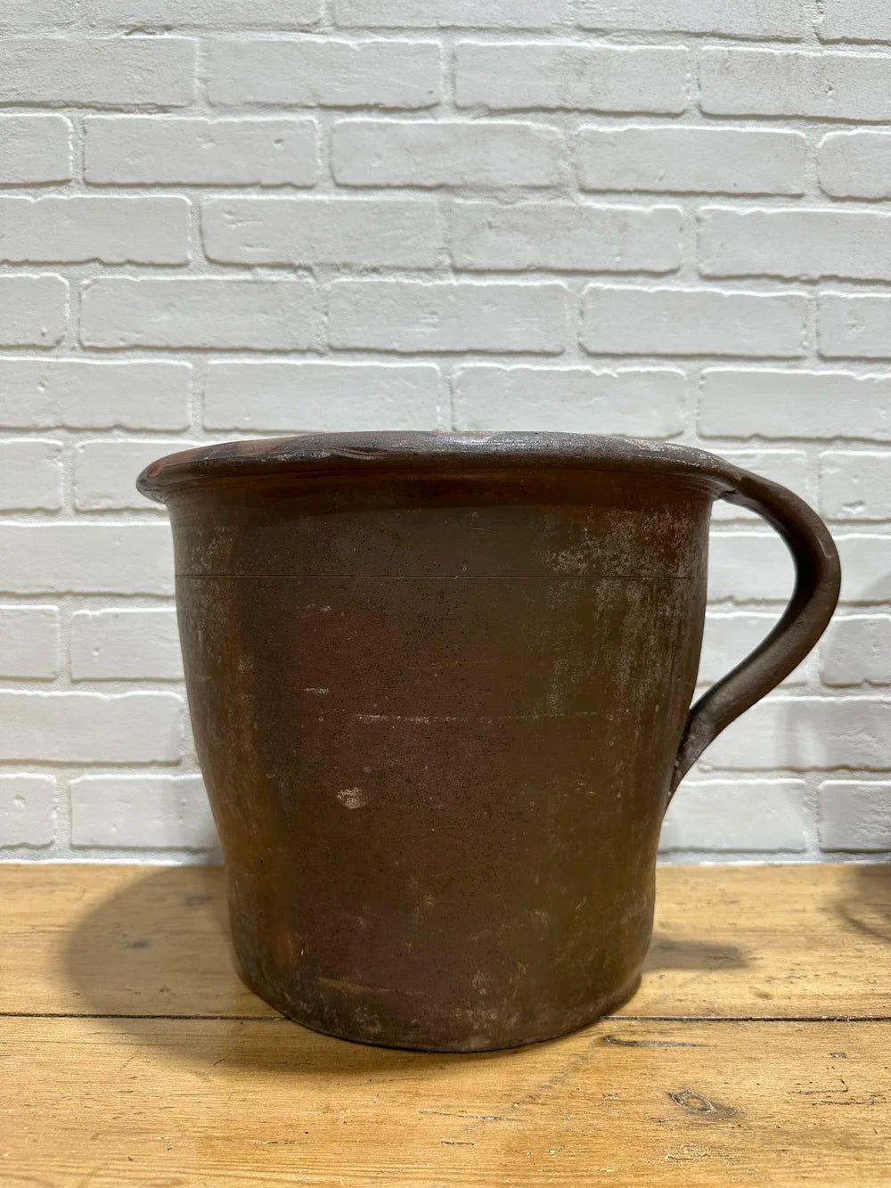 Stunning pot with handle