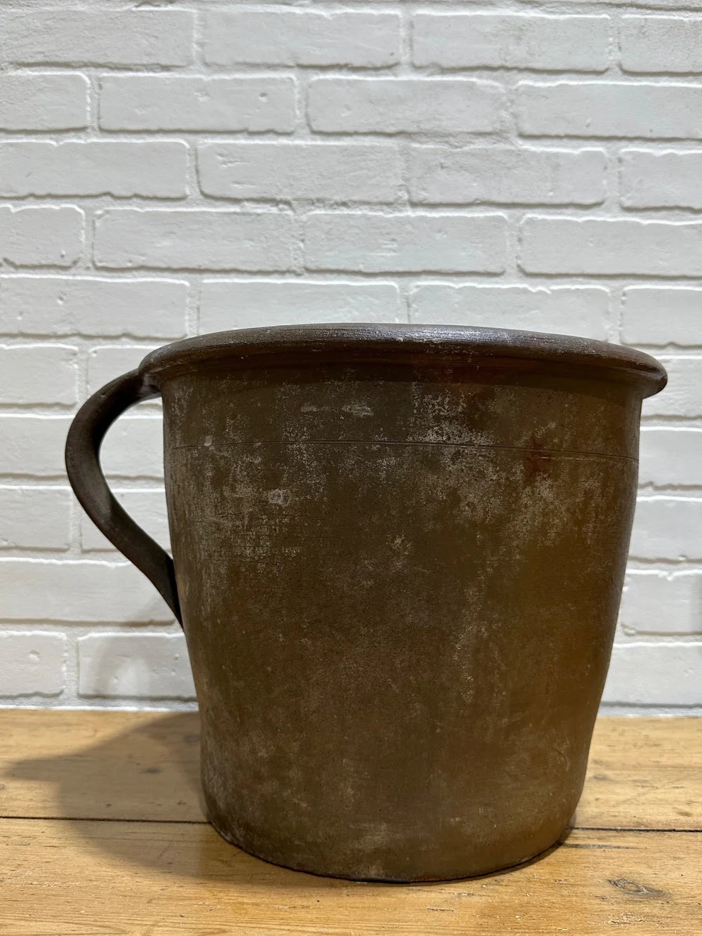 Stunning pot with handle