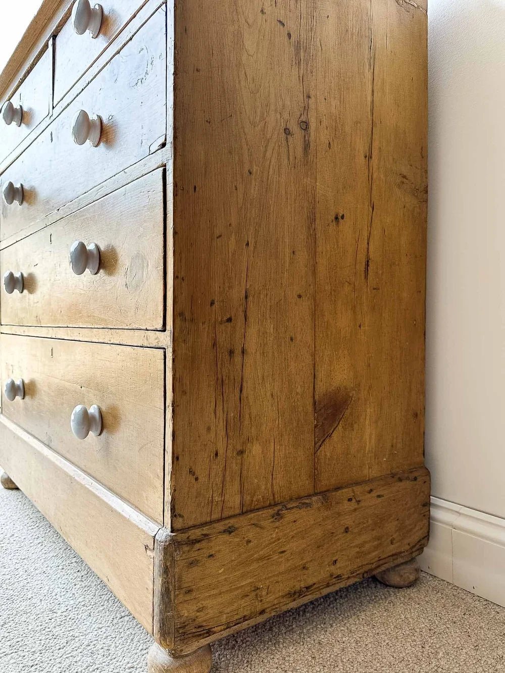 English antique victorian set of drawers - House on Horizon