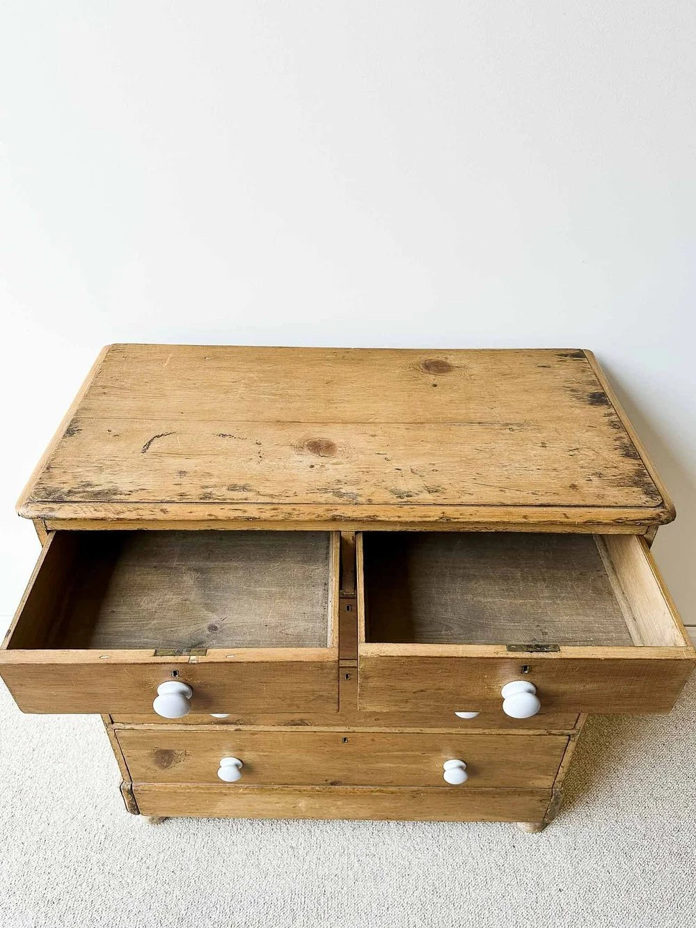 English antique victorian set of drawers - House on Horizon