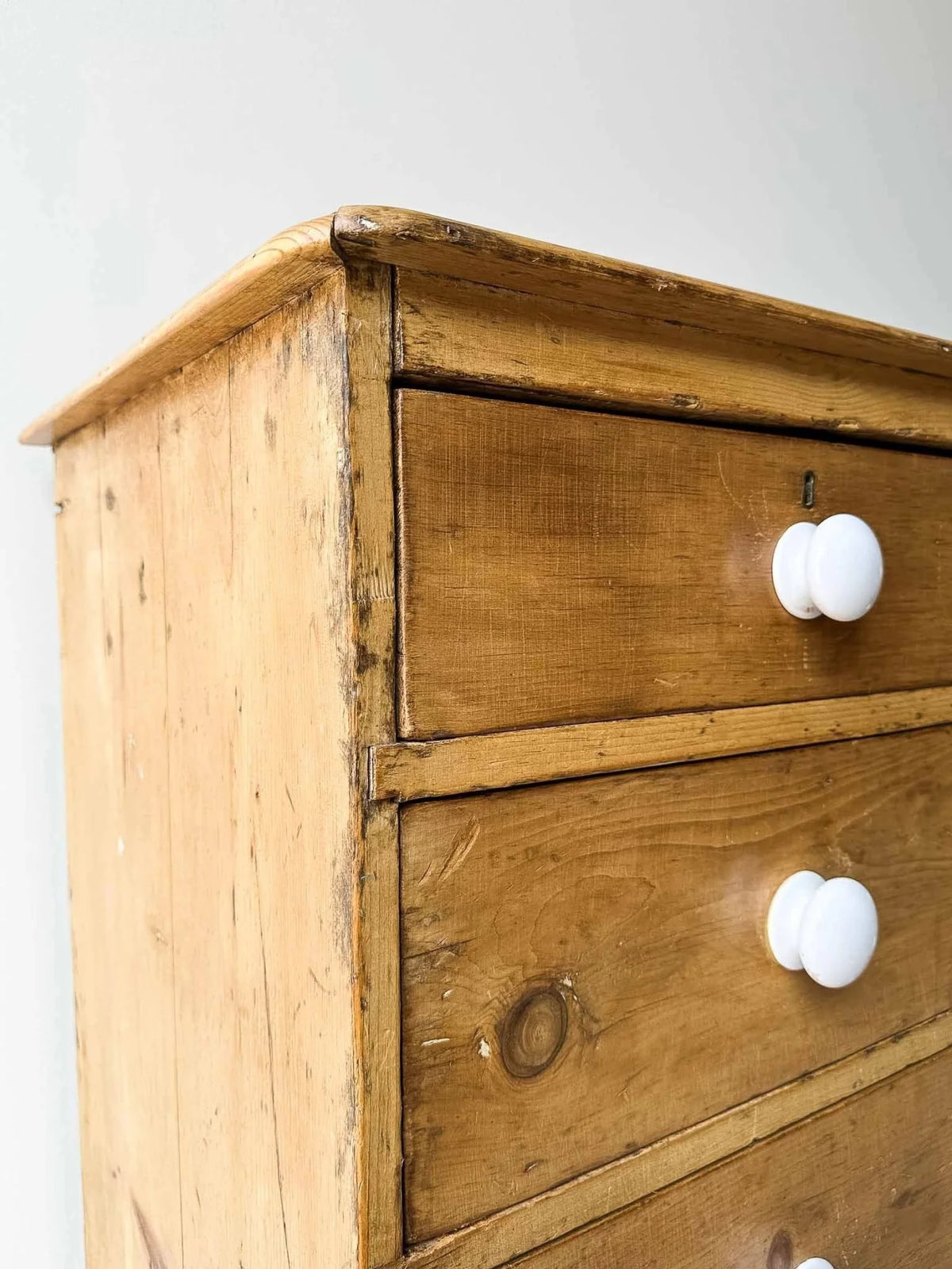 English antique victorian set of drawers - House on Horizon