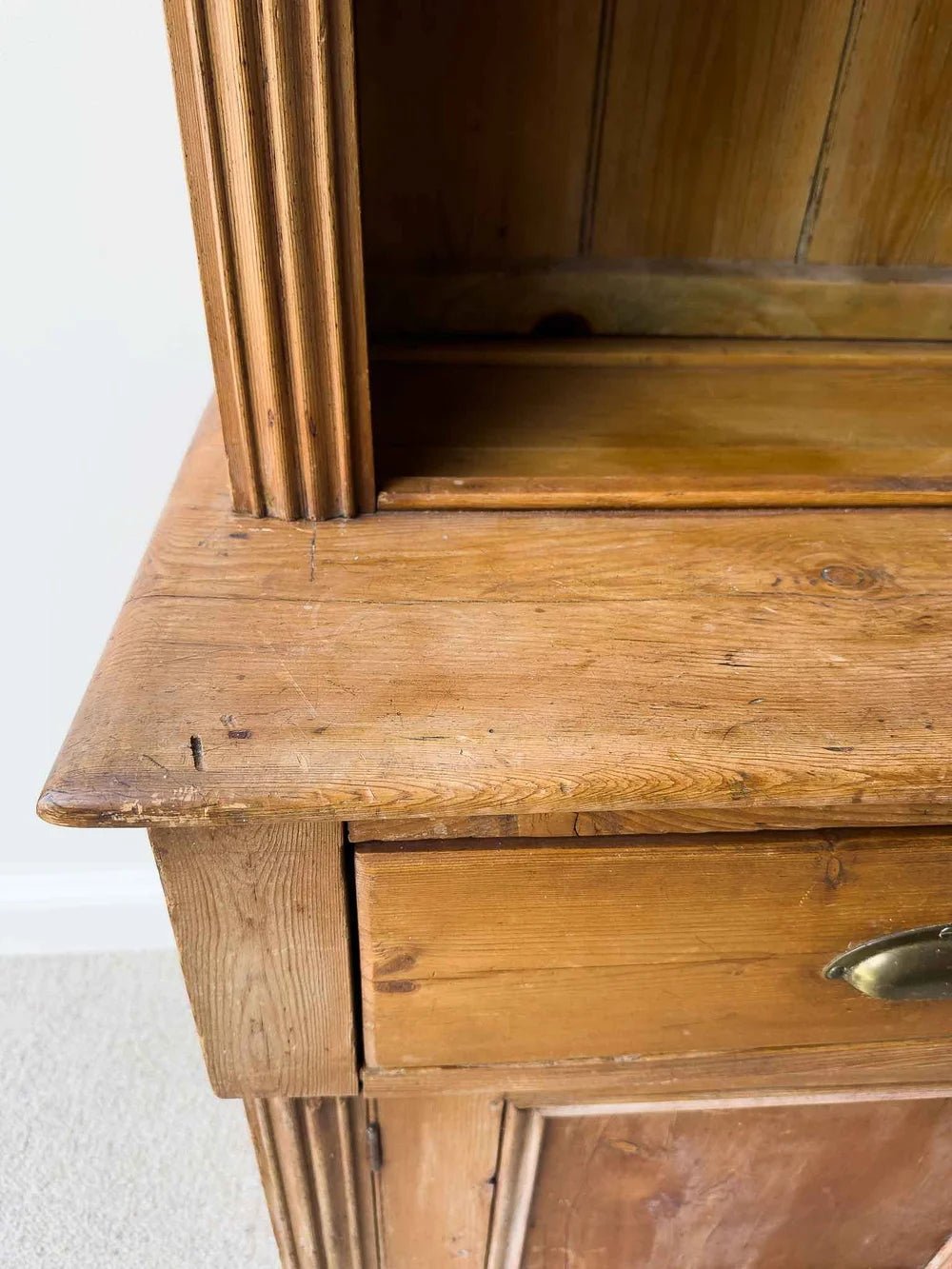 English kitchen dresser - House on Horizon