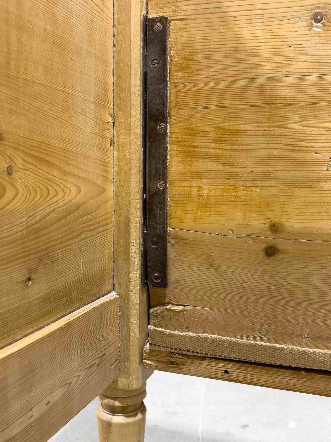 English pine sleigh bed - House on Horizon
