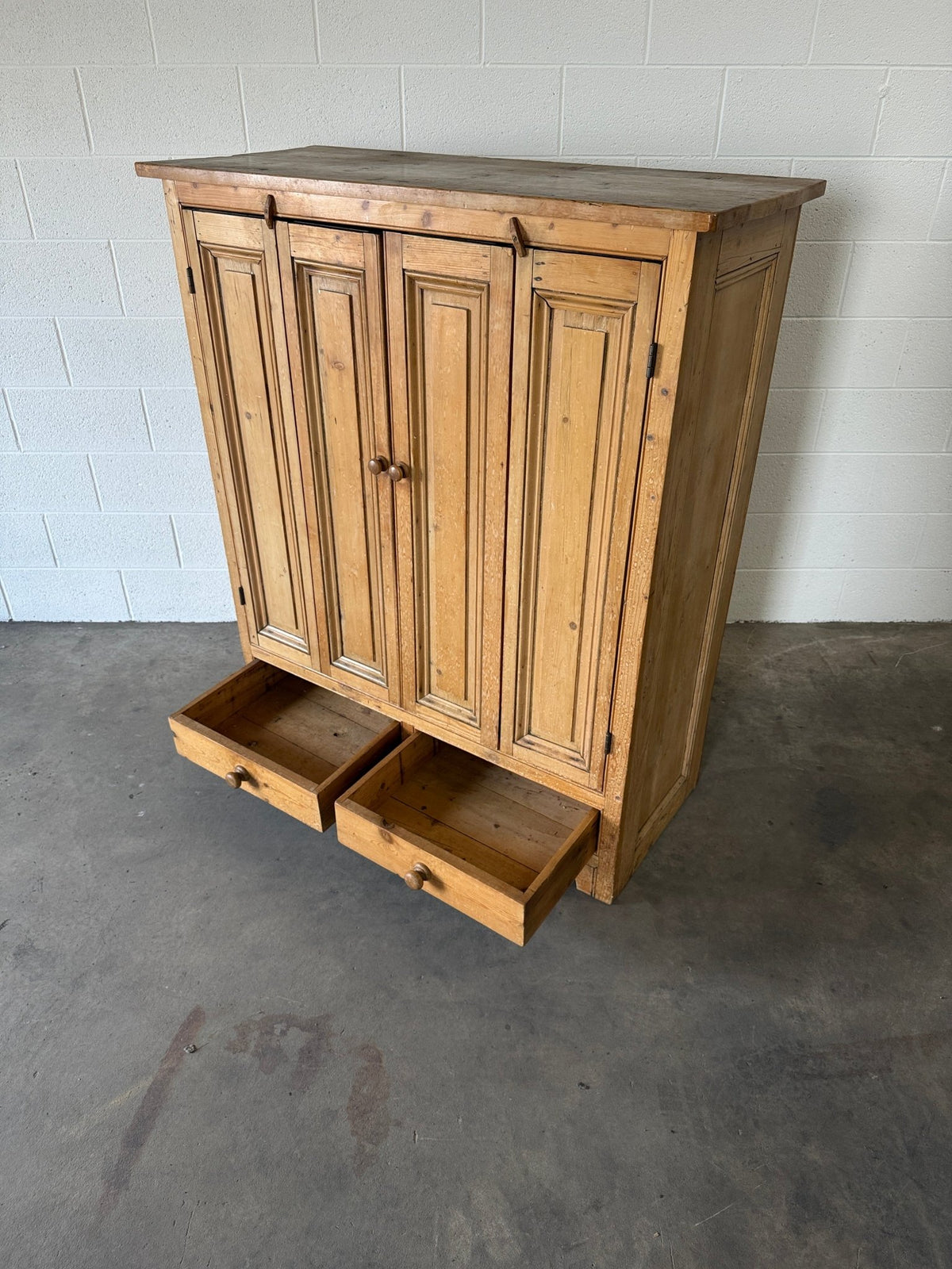 Gorgeous folding door cupboard - House on Horizon
