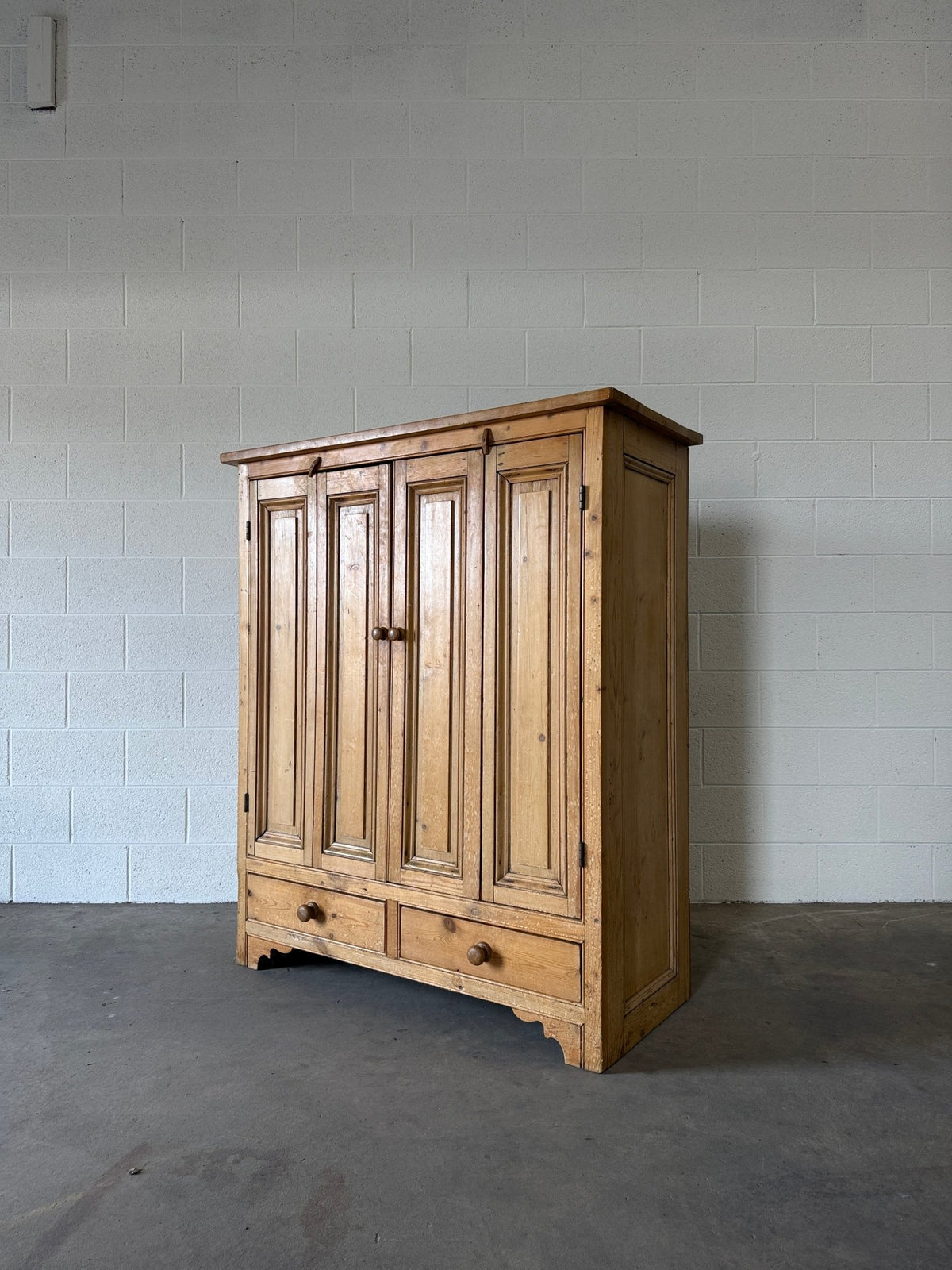 Gorgeous folding door cupboard - House on Horizon
