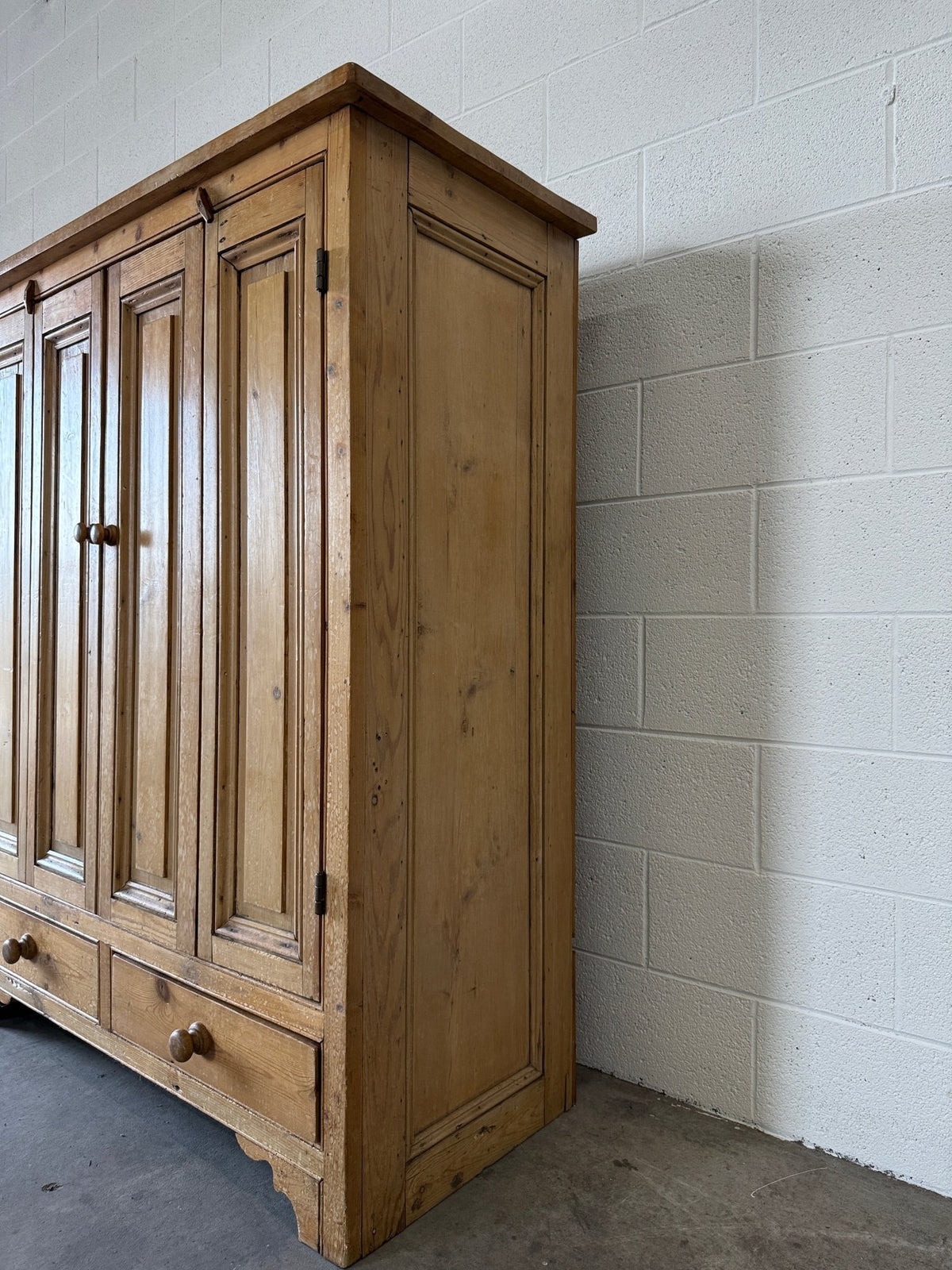 Gorgeous folding door cupboard - House on Horizon
