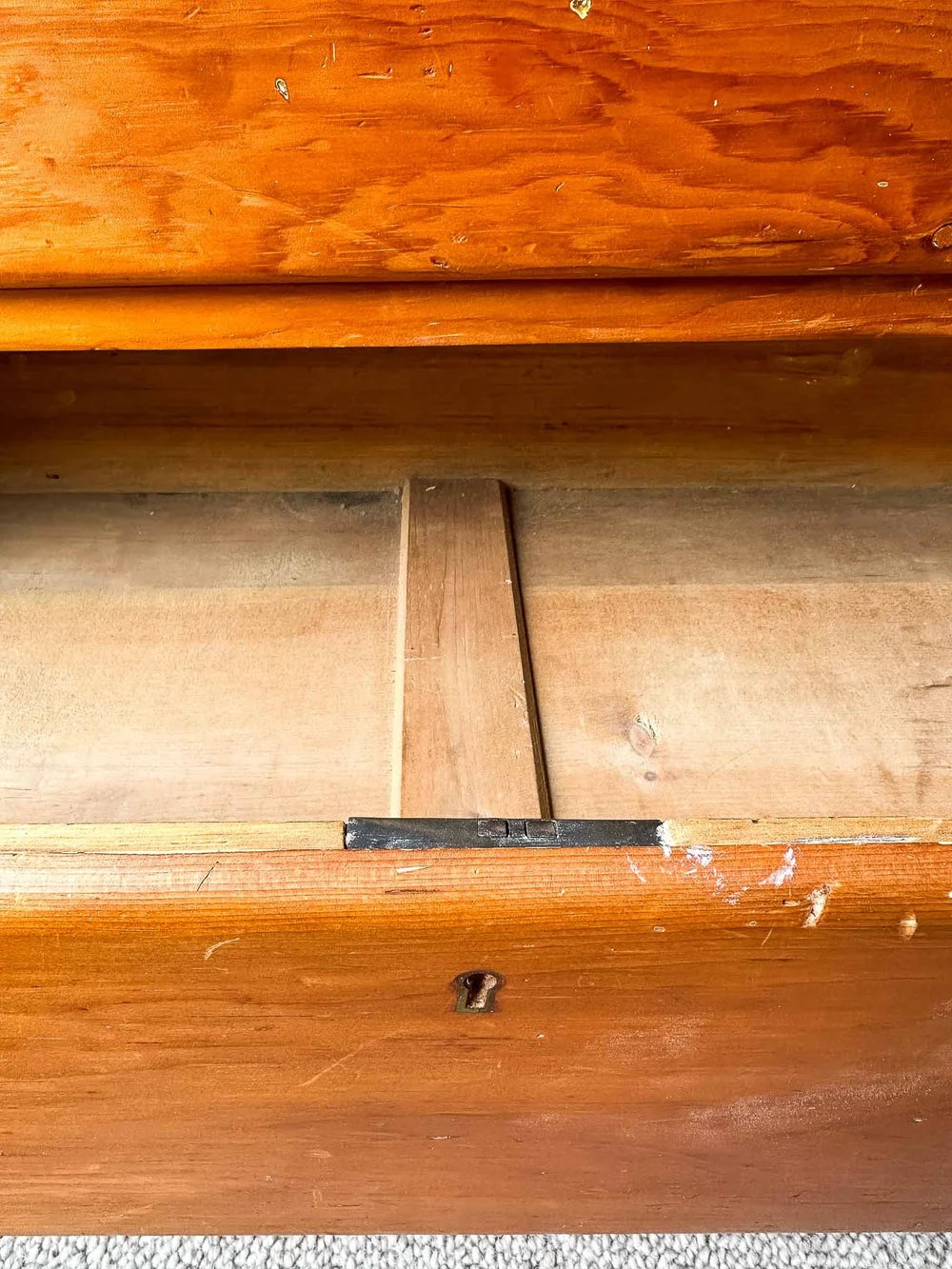 Small English pine set of drawers with glass knobs