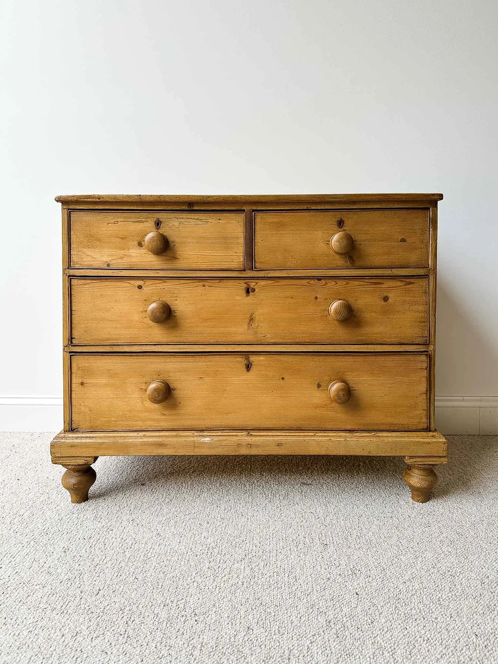 Small English victorian set of drawers
