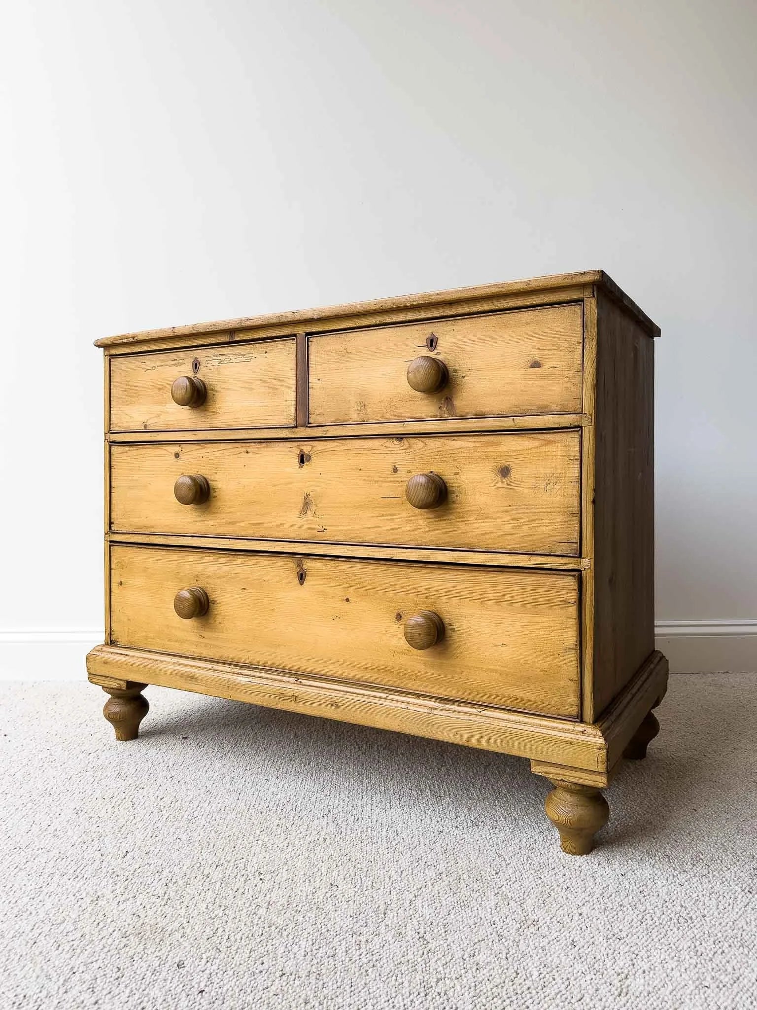 Small English victorian set of drawers