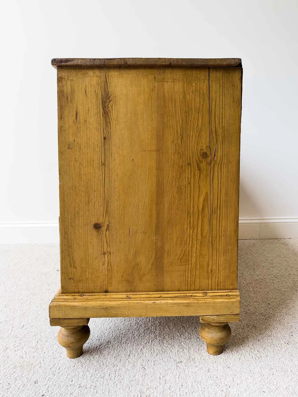 Small English victorian set of drawers