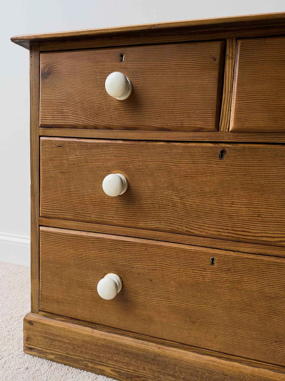 Small English antique set of drawers