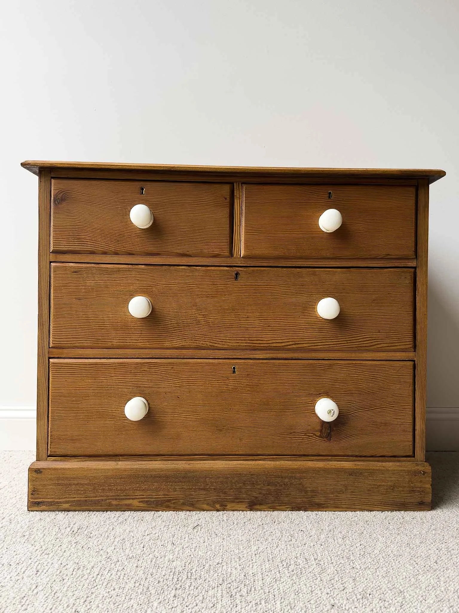 Small English antique set of drawers