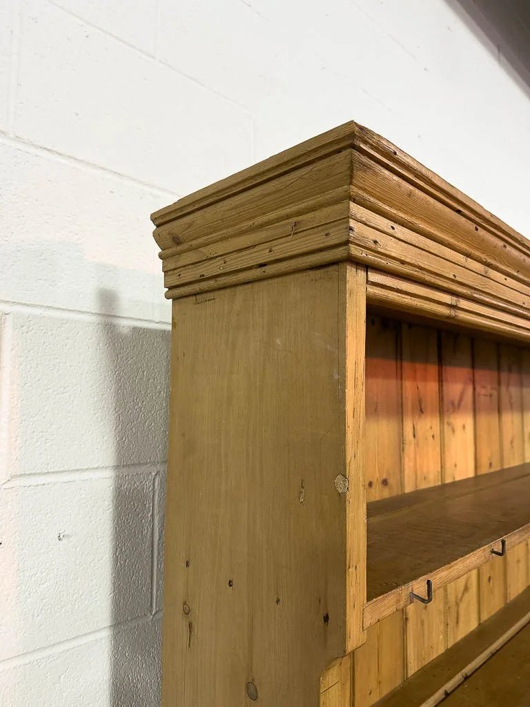 Kitchen dresser with three drawers - House on Horizon