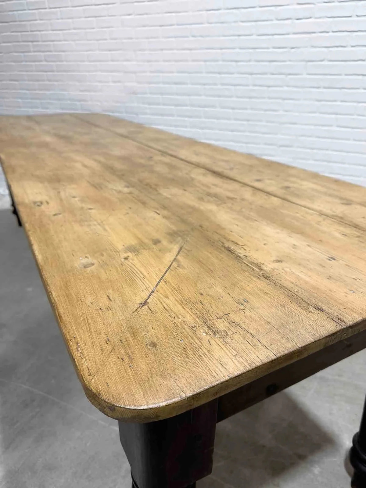 Large antique countryhouse table - House on Horizon