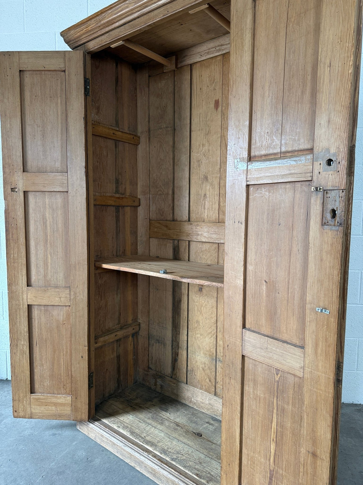 Late Victorian English pine wardrobe - House on Horizon
