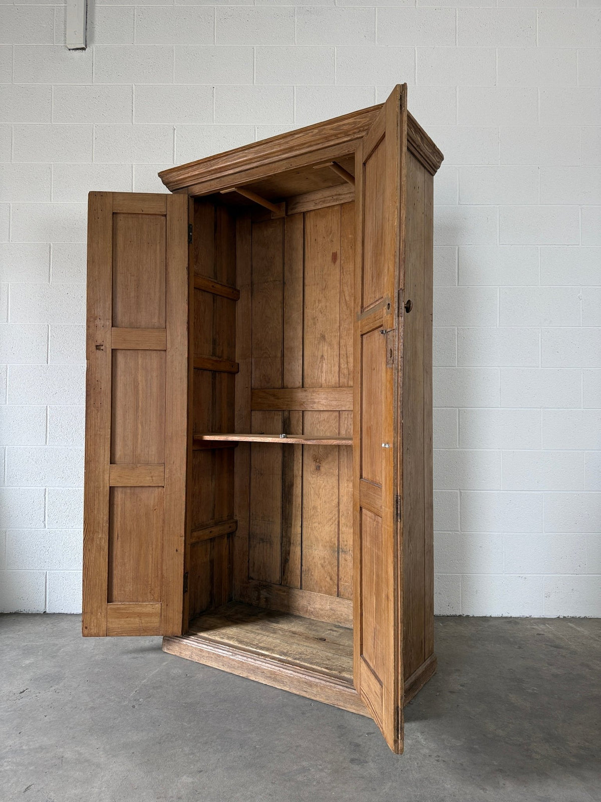 Late Victorian English pine wardrobe - House on Horizon