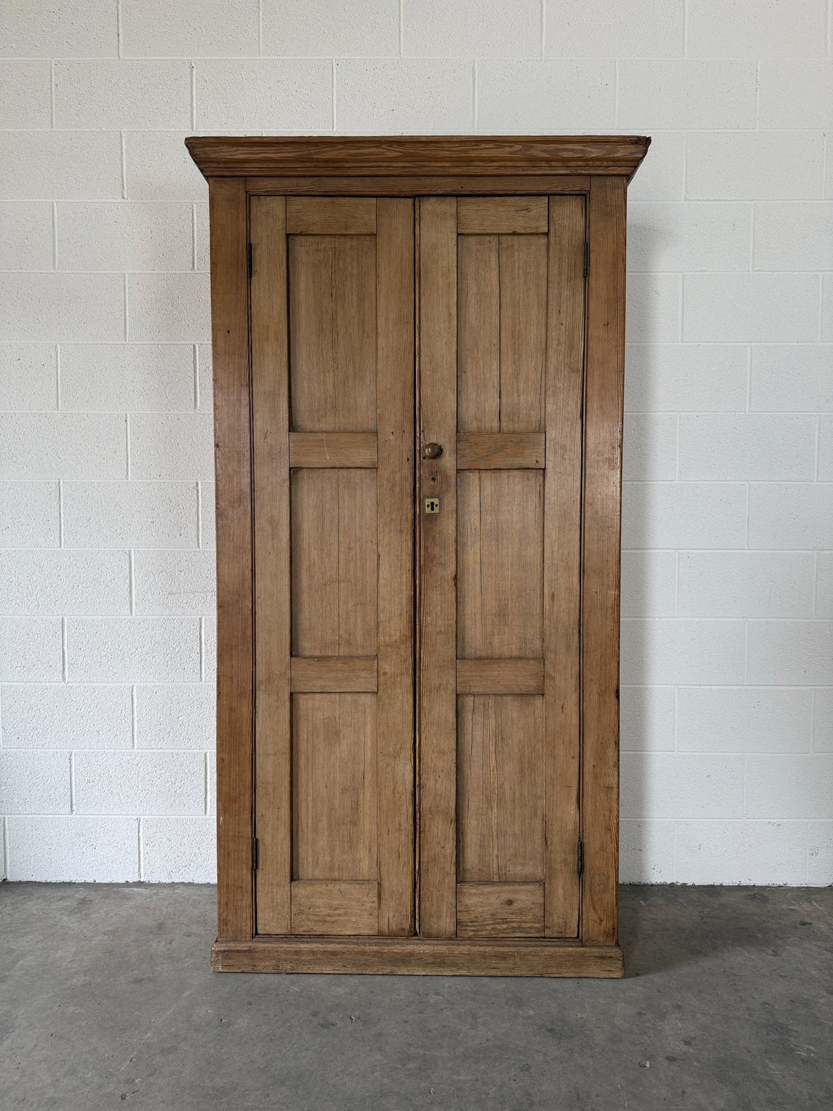 Late Victorian English pine wardrobe - House on Horizon