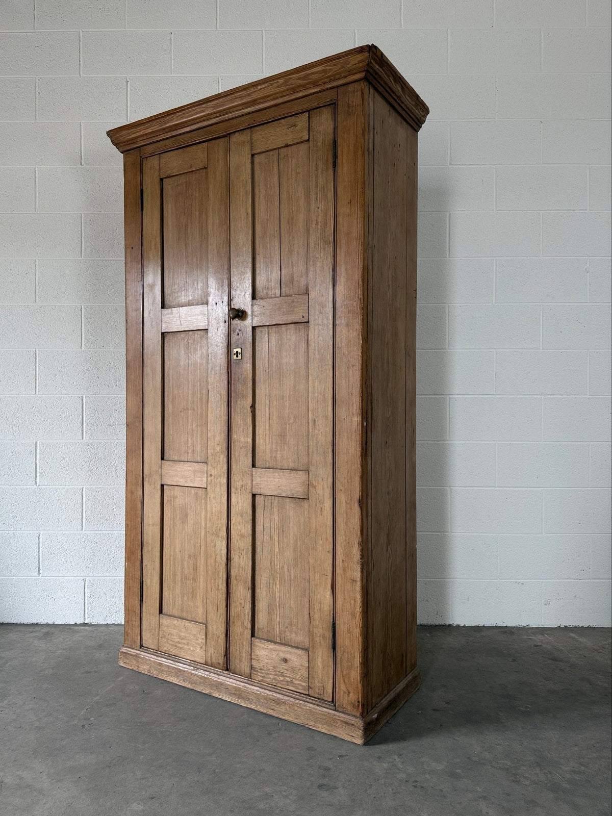 Late Victorian English pine wardrobe - House on Horizon