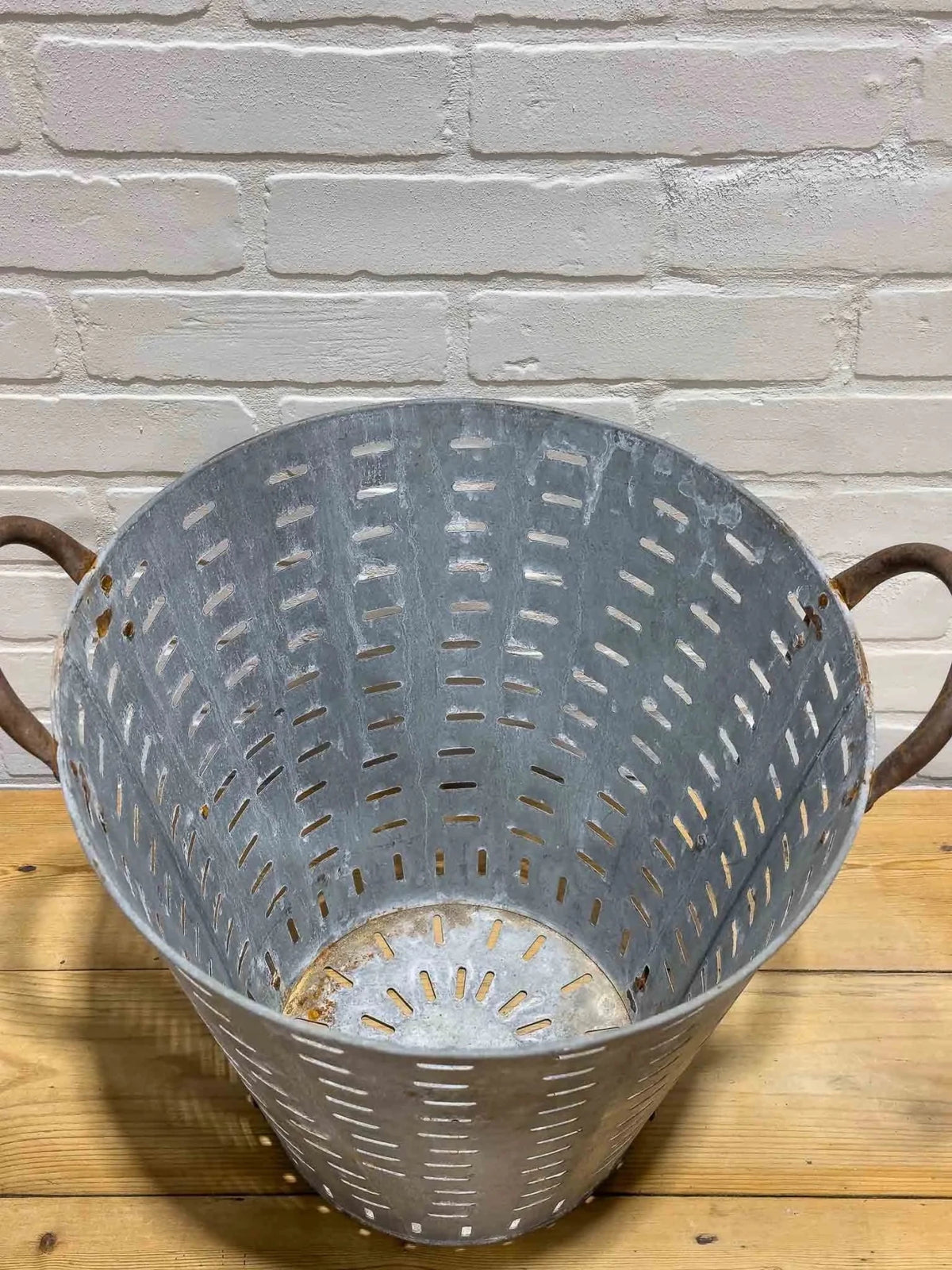 Metal olive basket - House on Horizon