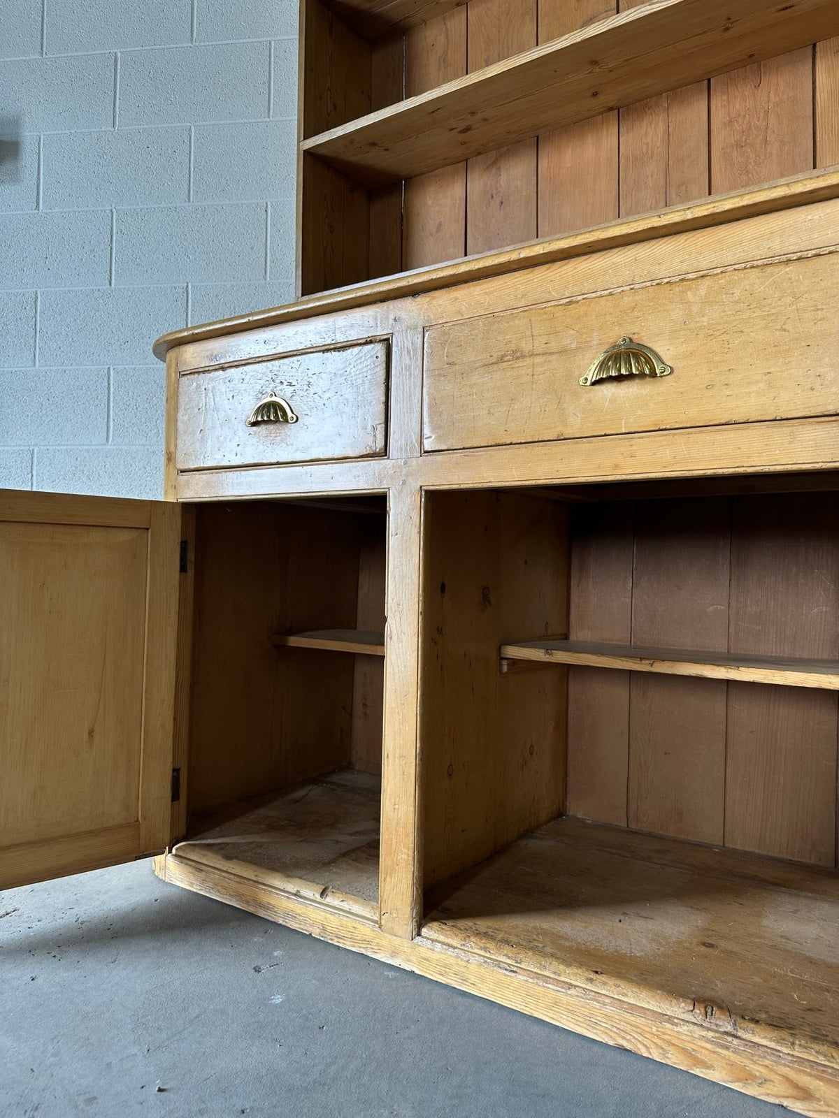 Monumental English pine kitchen dresser with brass pulls and a rounded base - House on Horizon