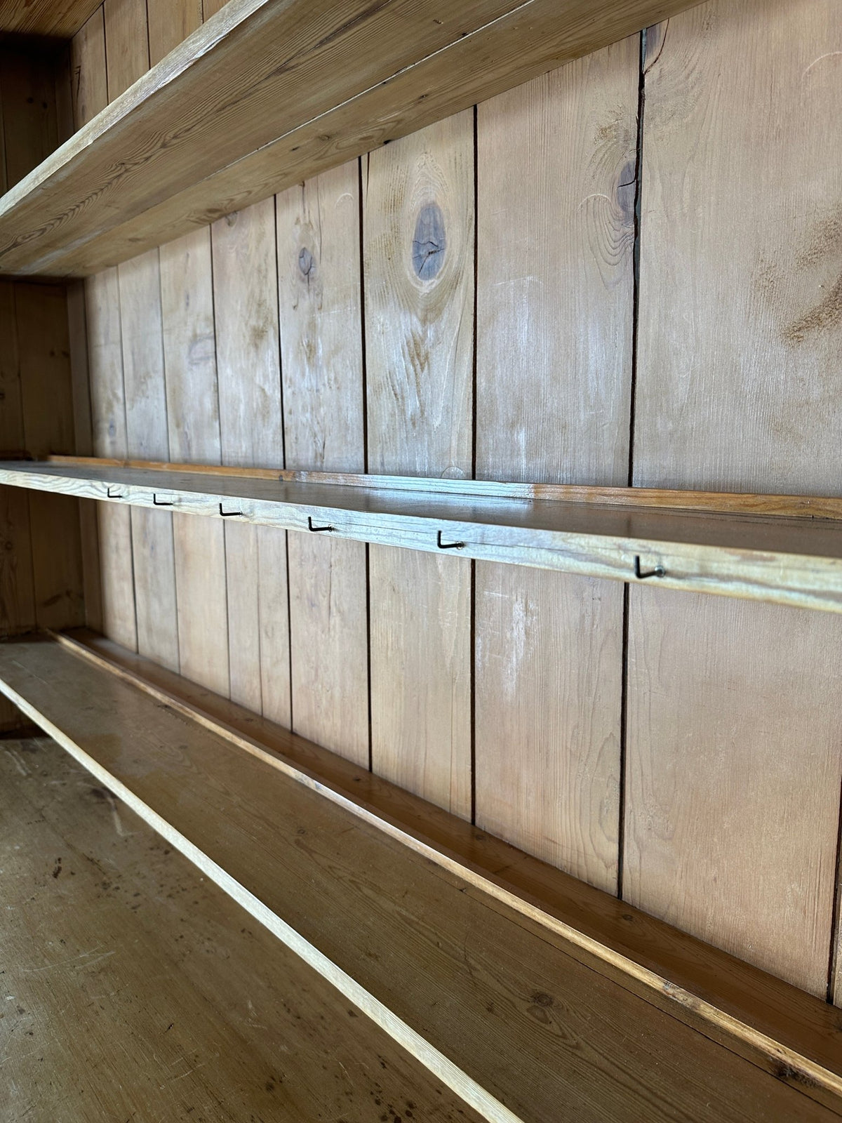 Monumental English pine kitchen dresser with brass pulls and a rounded base - House on Horizon