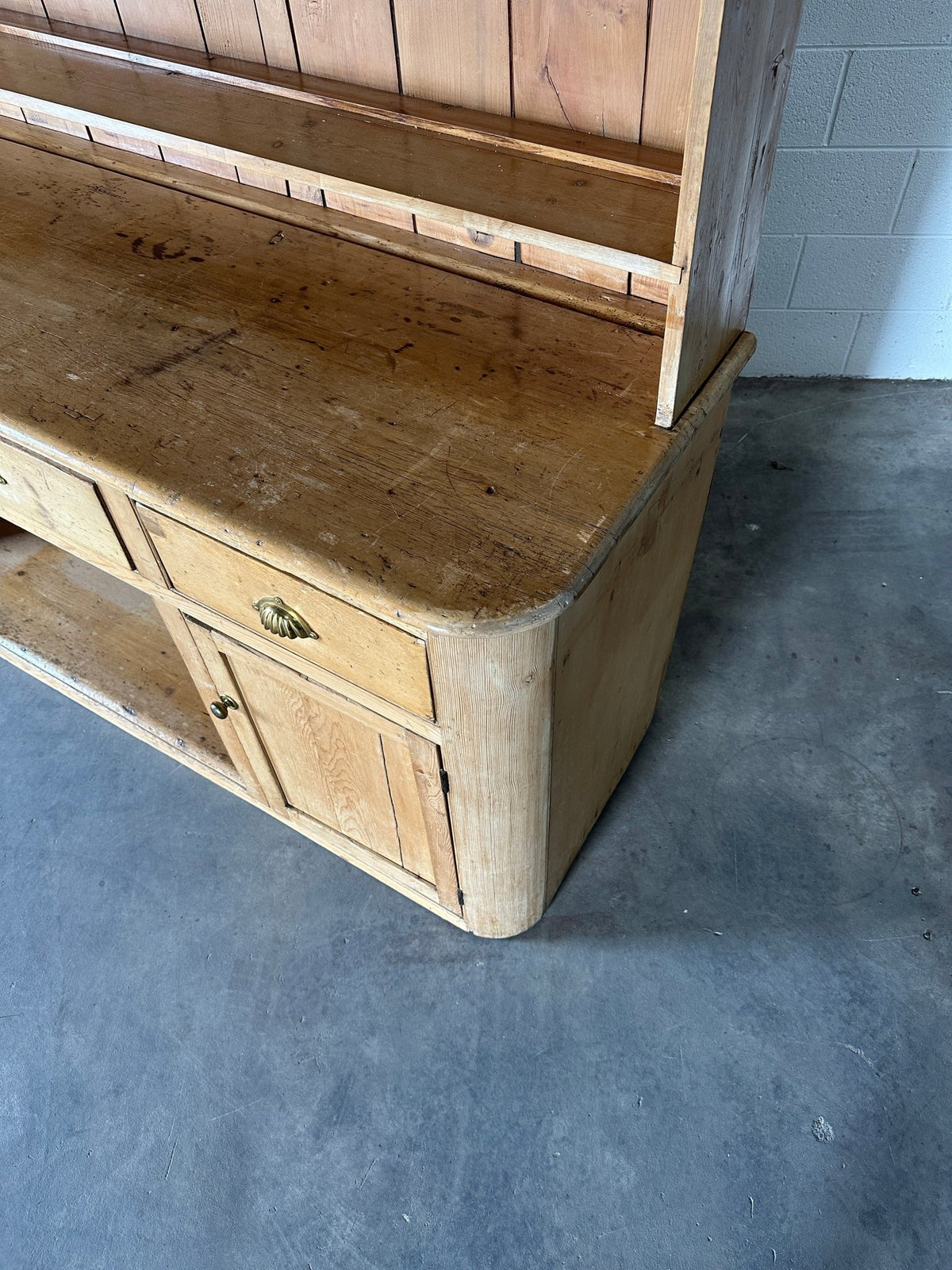 Monumental English pine kitchen dresser with brass pulls and a rounded base - House on Horizon
